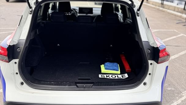 Nissan Qashqai med ekstra pedaler til øvelseskjøring med Bluetooth audio