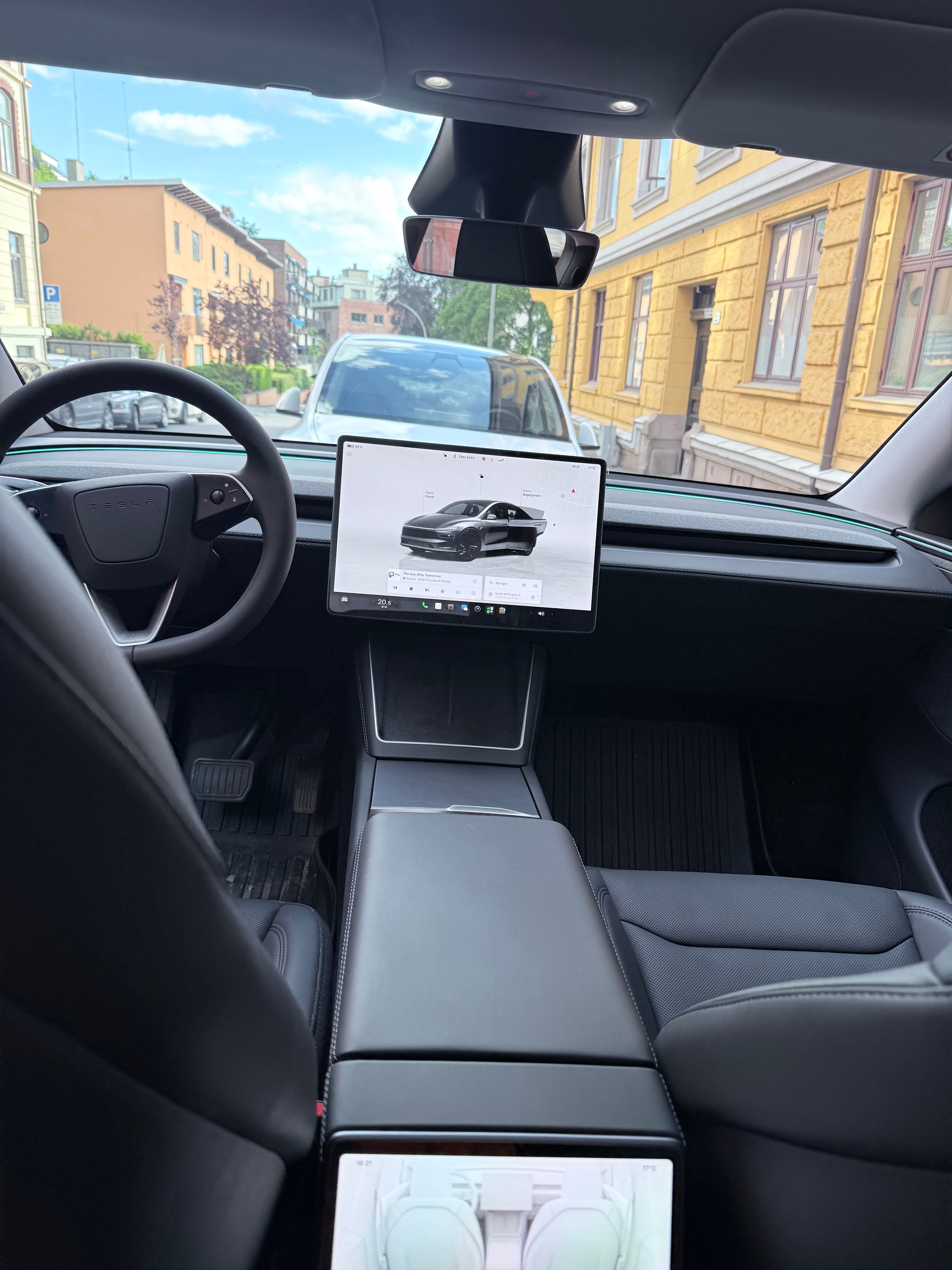 Tesla Model Y Long Range mit Navigationsgerät