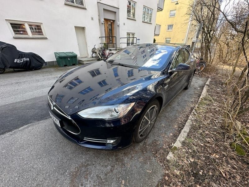 Tesla Model S 85 with GPS