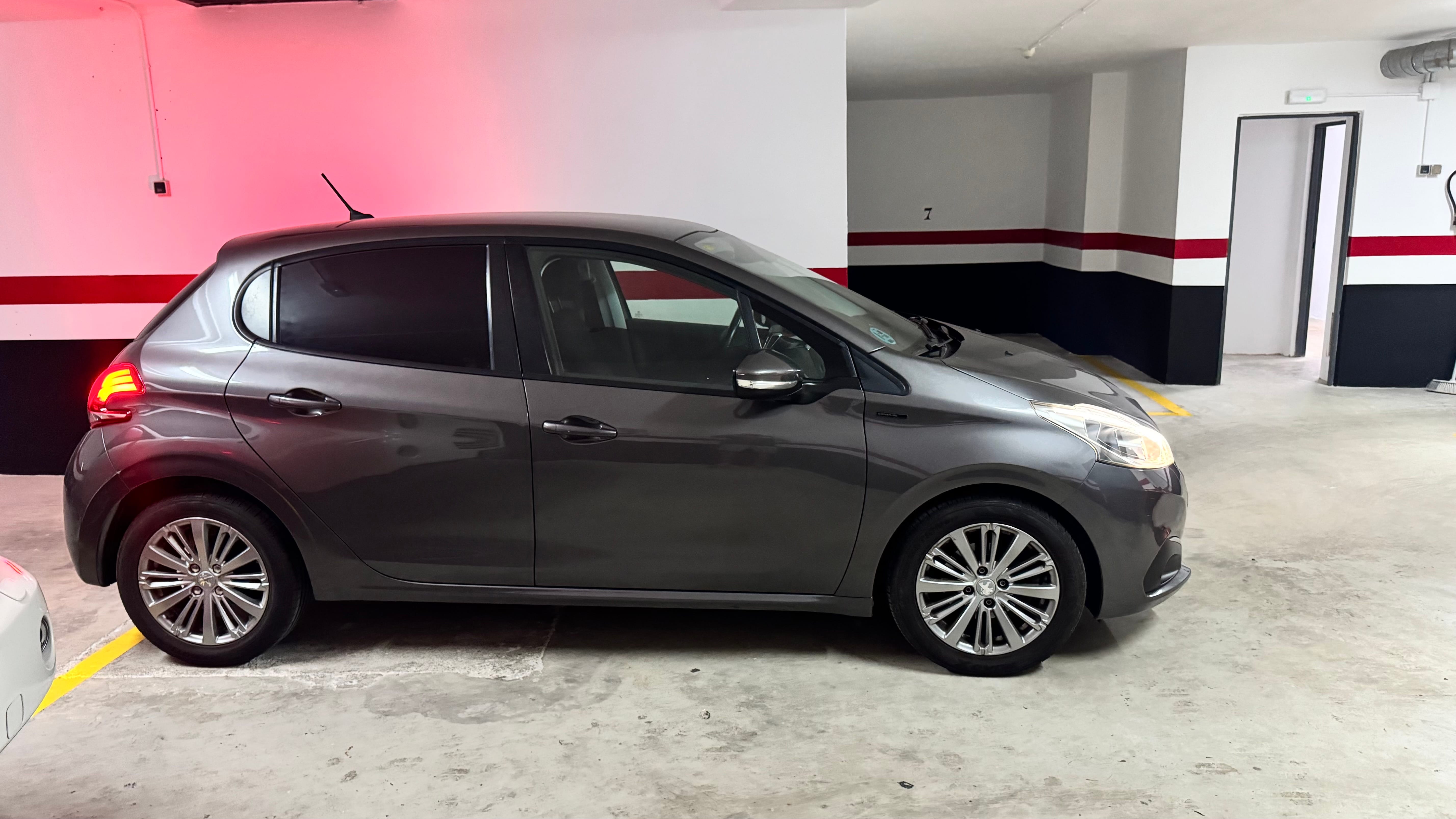 Peugeot 208 1.2 gasolina con Aire acondicionado