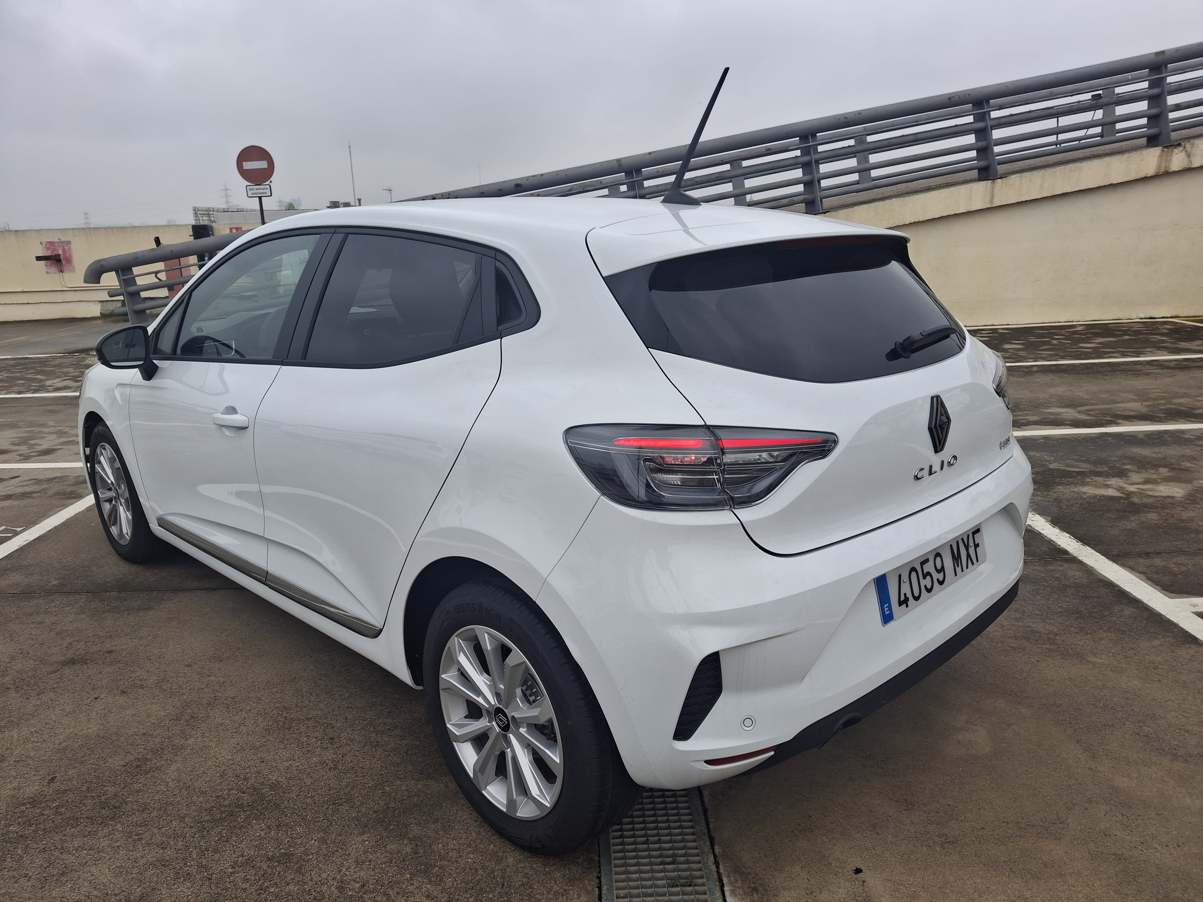 Renault Clio 1.0 Tce 90 Evolution 5 puertas - 4059MXF avec GPS