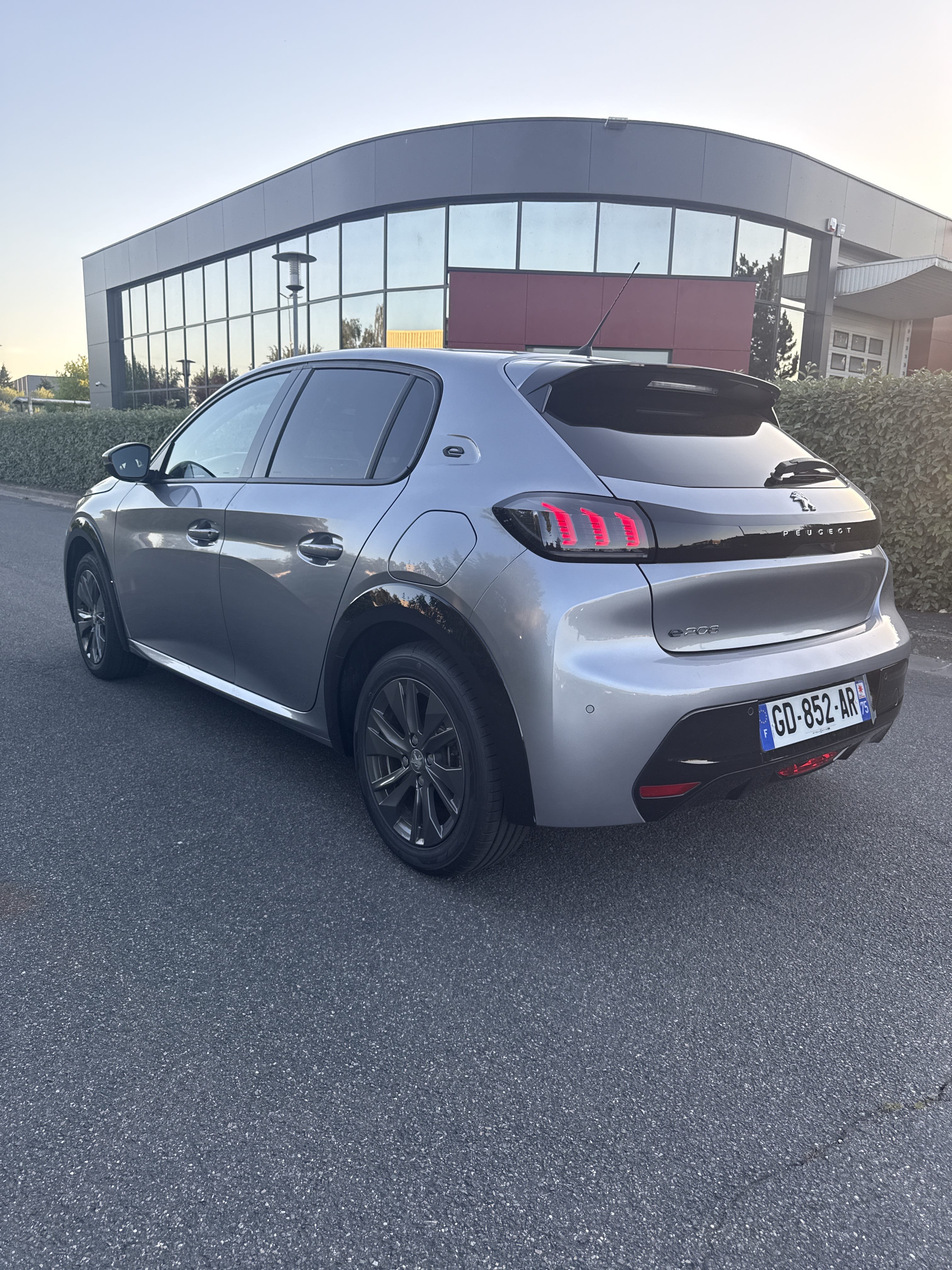 Peugeot e-208 Allure (100% électrique) mit Navigationsgerät