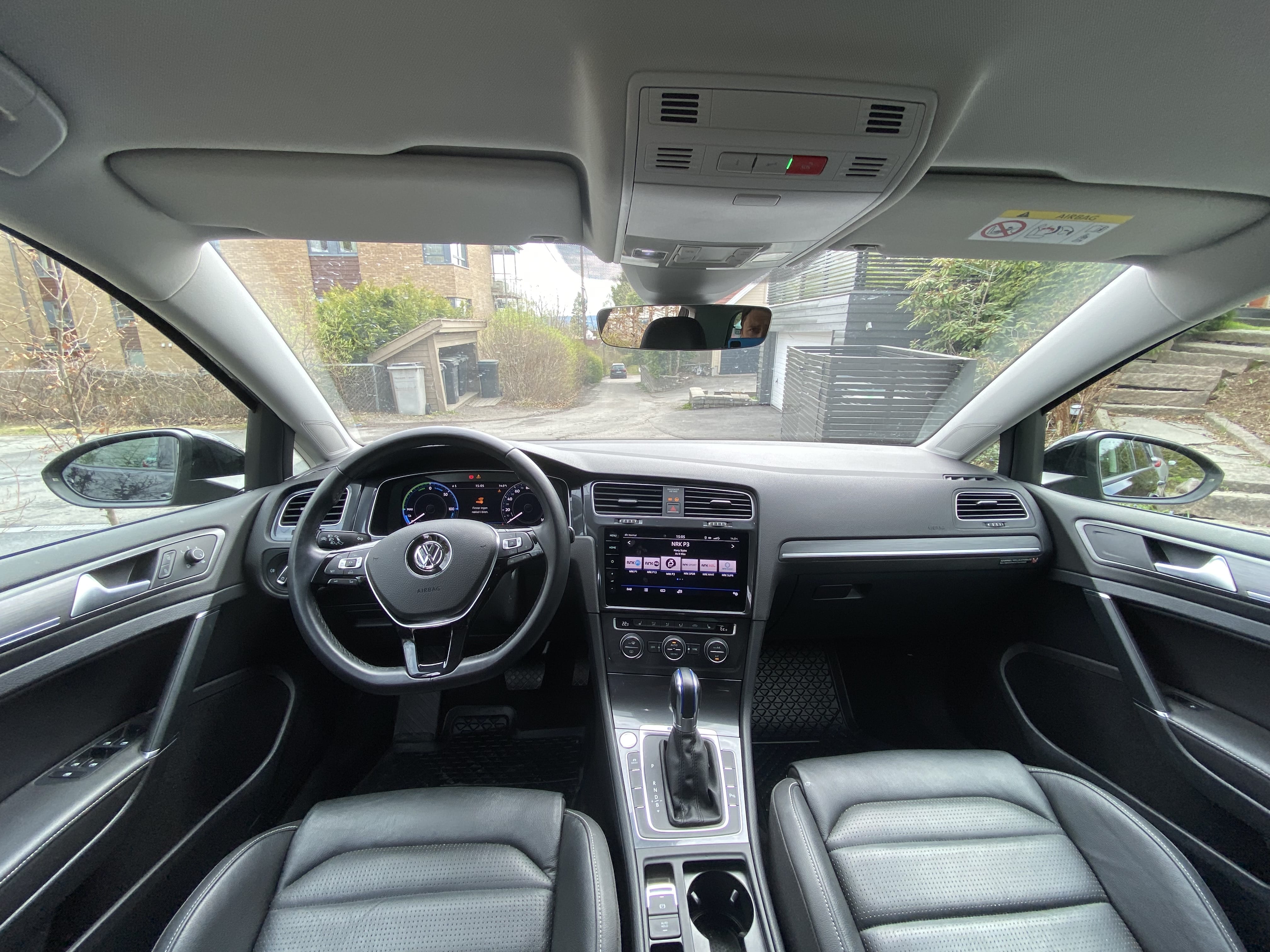 Volkswagen e-Golf mit Kindersitz