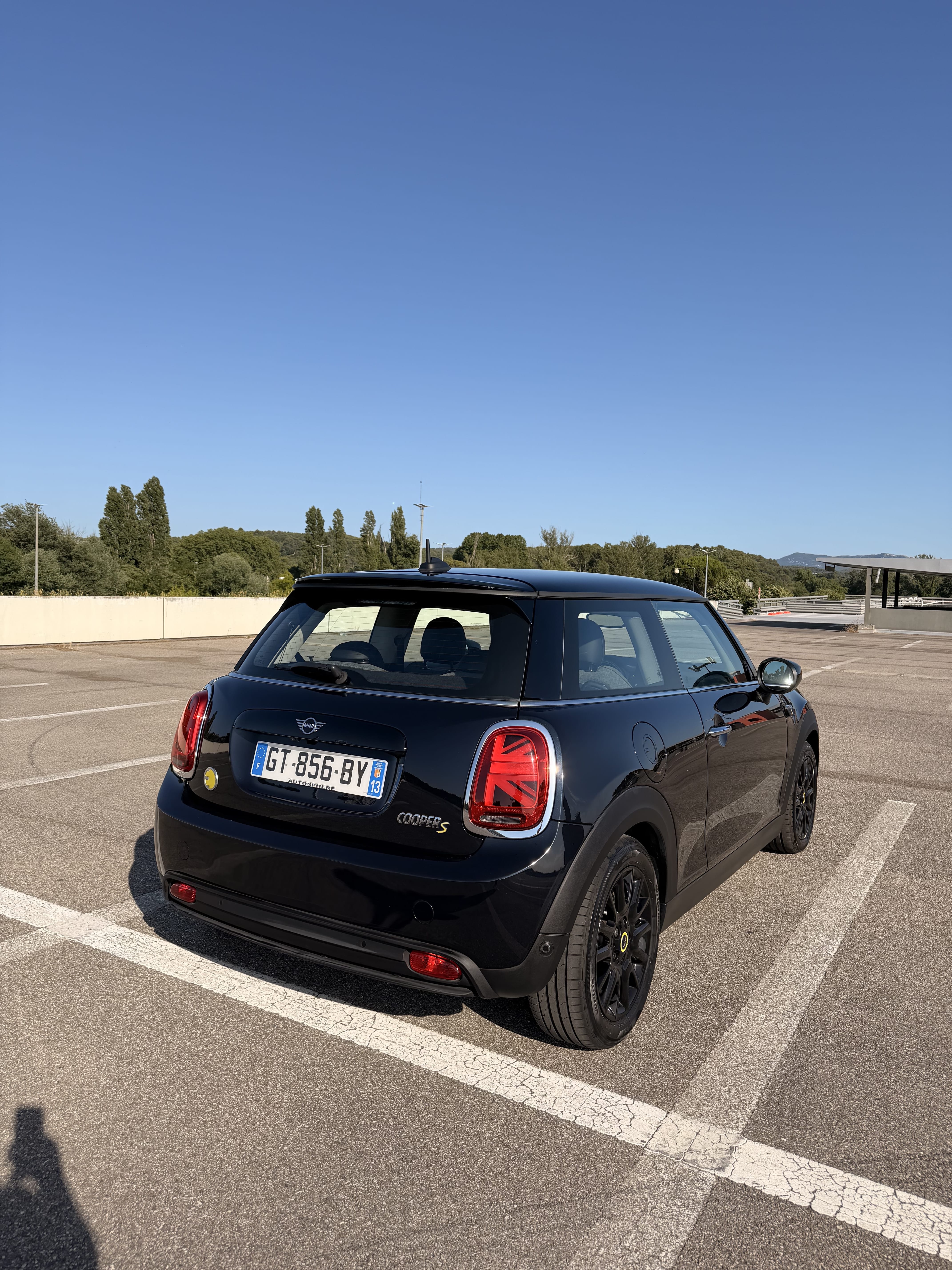 Mini Cooper SE with Backup camera