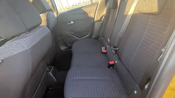 Peugeot 208 Peugeot 208 Essence – Éco, Moderne & Confortable – Dispo 24/7 à Bordeaux Gare avec Android Auto