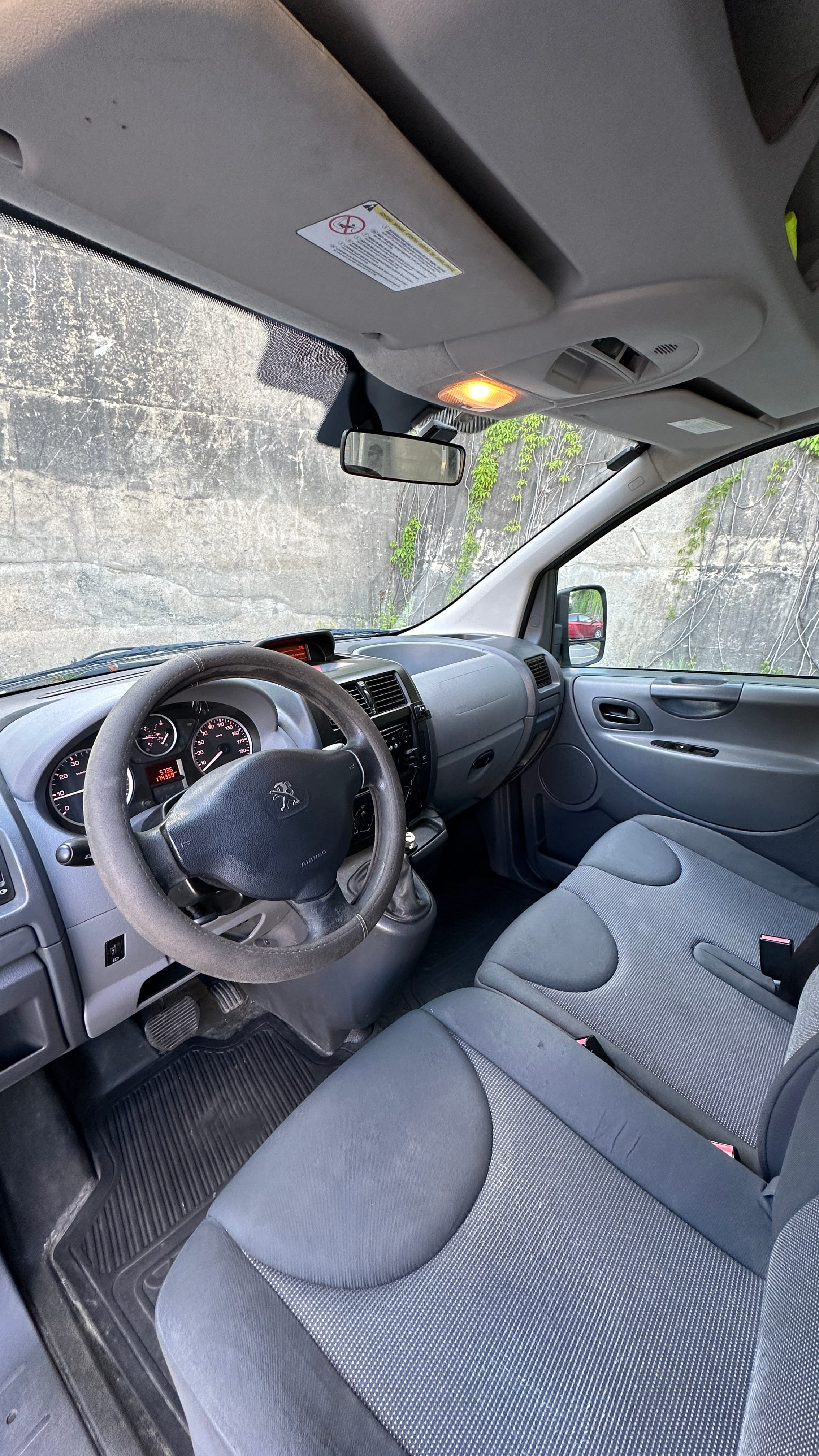 Peugeot Expert mit Autoradio