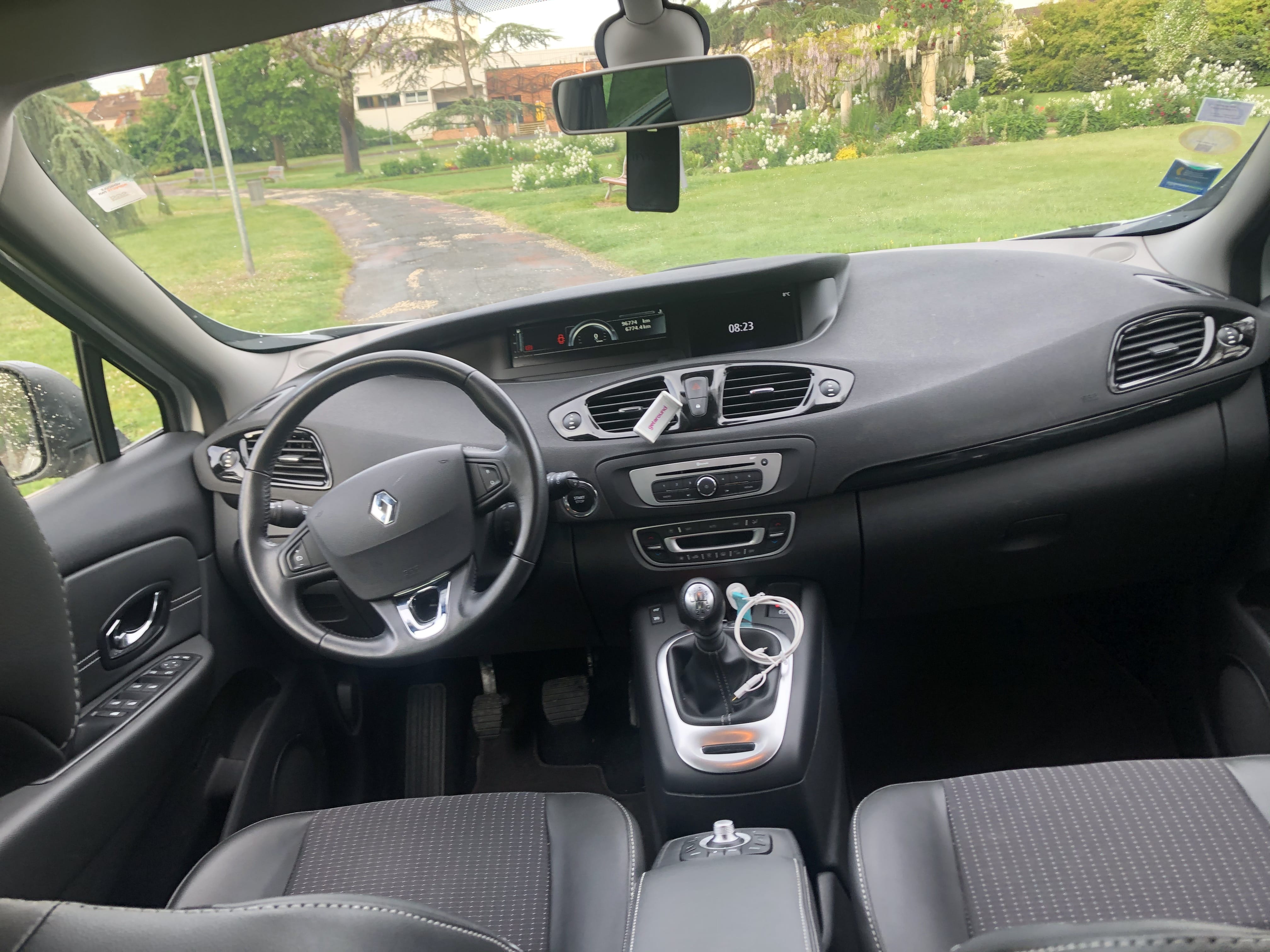 Renault Grand Scenic  Accès exclusif dans la Gare de Bordeaux - Louez le Grand Scénic 7 Places – Spacieux avec Audio Bluetooth