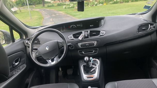Renault Grand Scenic Accès exclusif dans la Gare de Bordeaux - Louez le Grand Scénic 7 Places – Spacieux avec Entrée audio / iPod