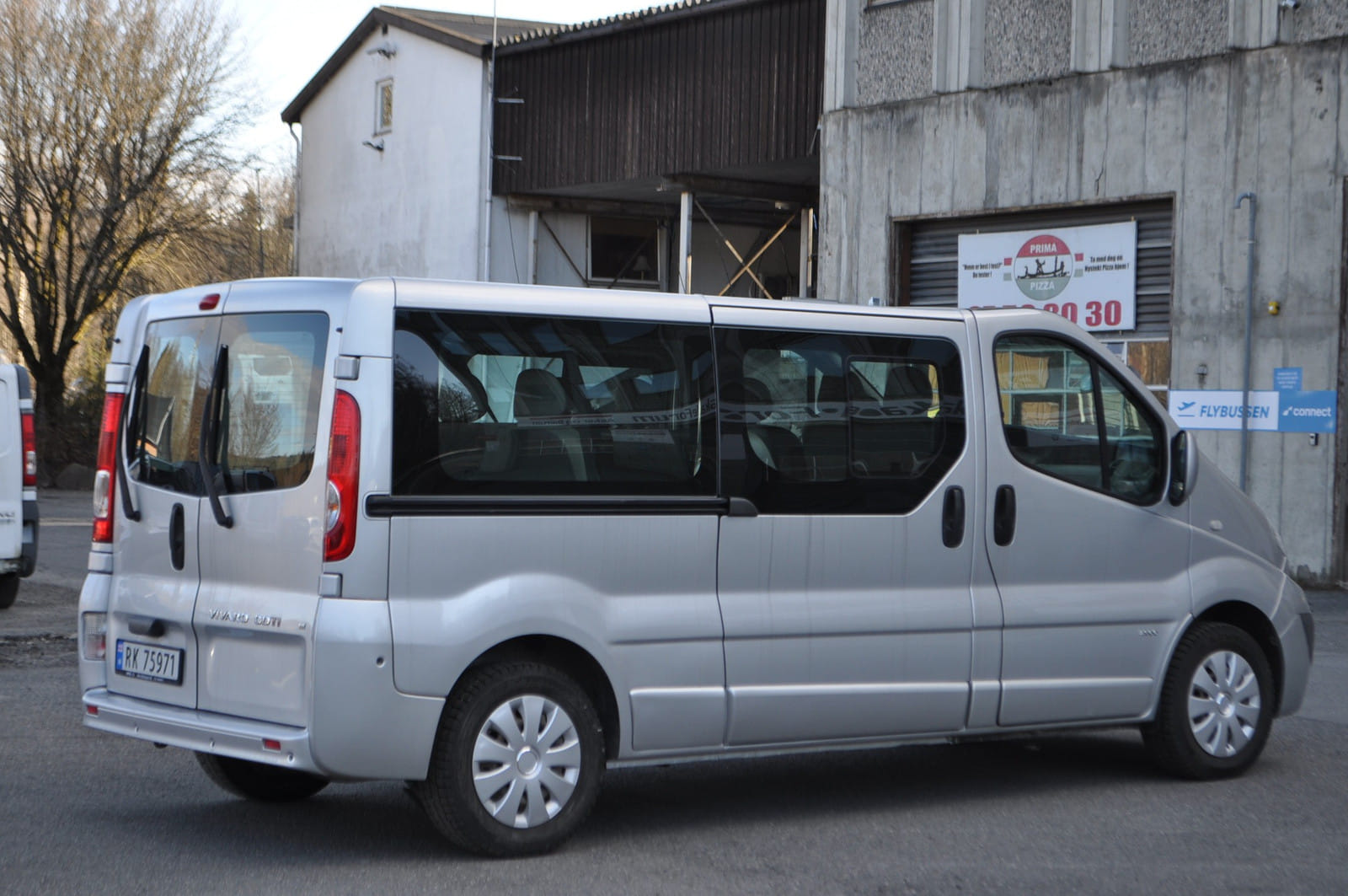Opel Vivaro Minibuss med Lydinngang
