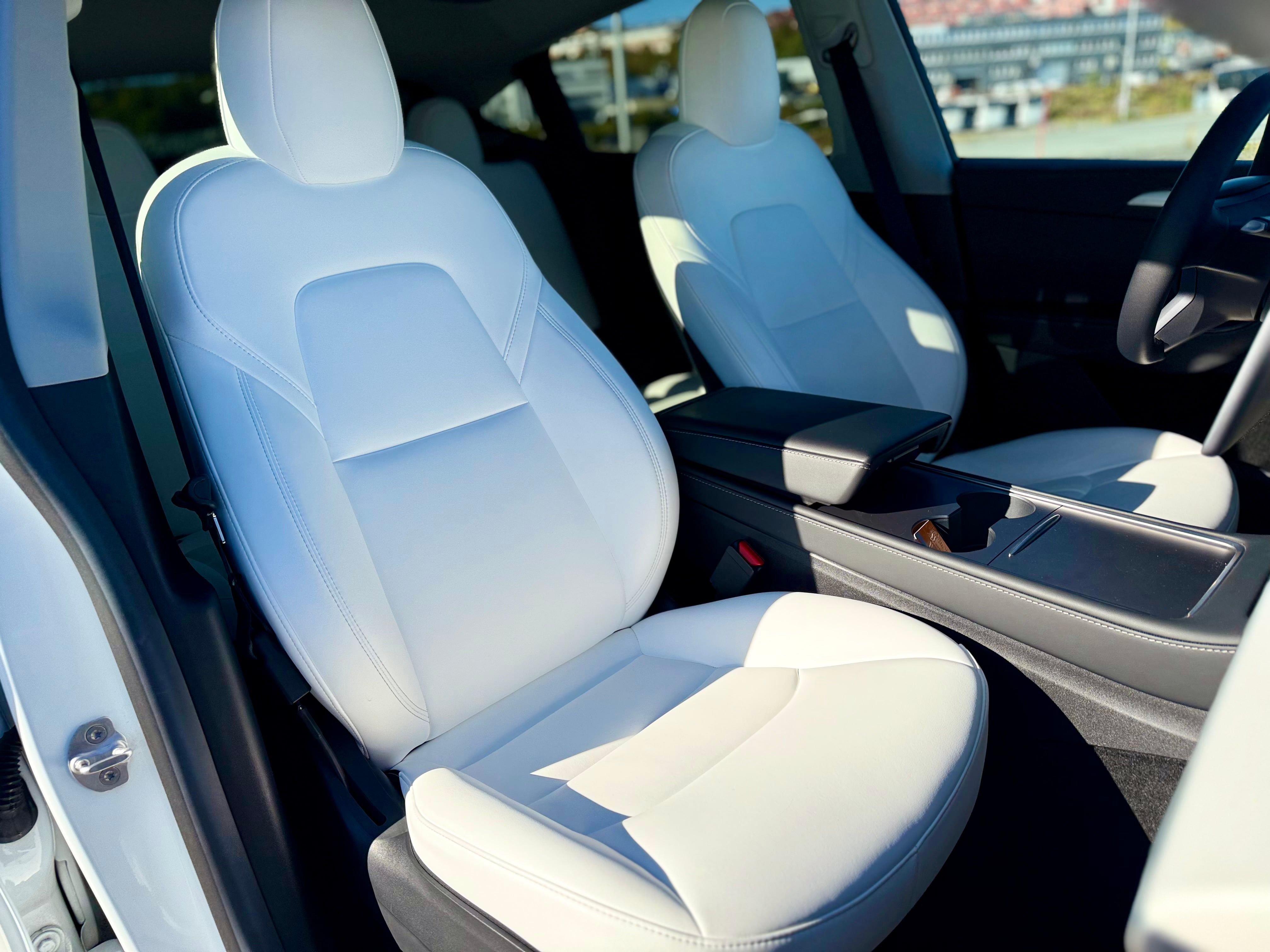 Tesla Model Y Long Range 600hp 4x4 med Babysete