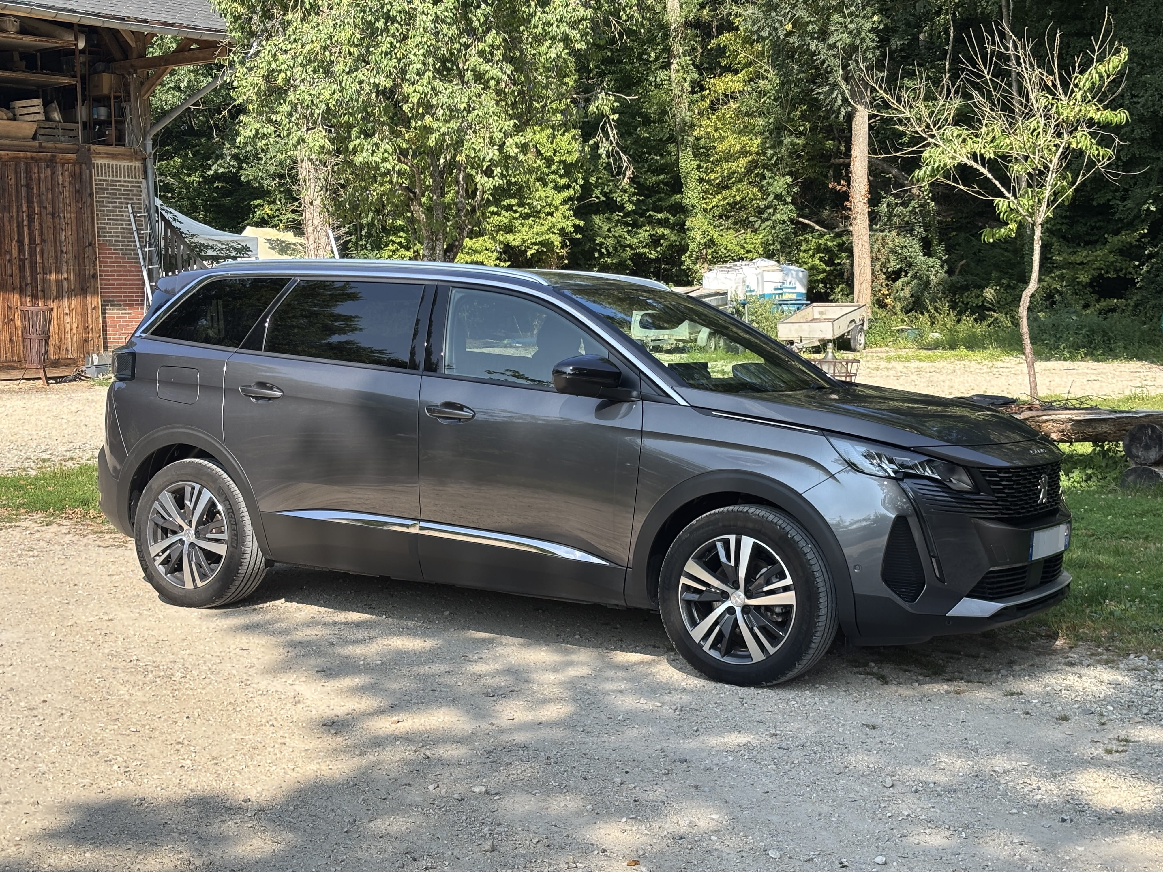 Peugeot 5008 hybride 136 cv 7 places + coffre de toit, 2024, Essence 95 / Électrique (hybride), automatique, 7 places