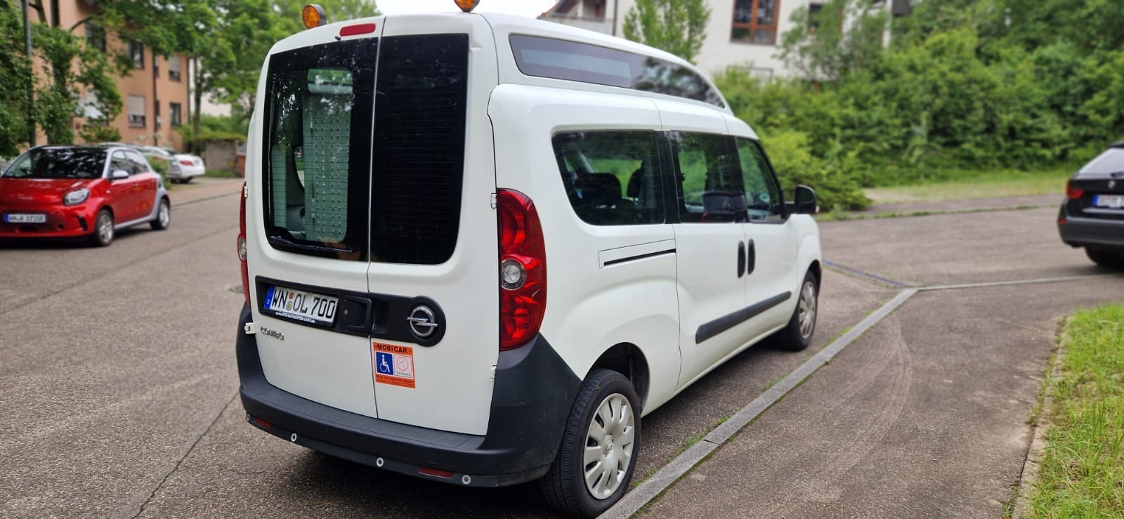 Opel Combo Behindertentransporter Rampe Rollstuhl mit Klimaanlage