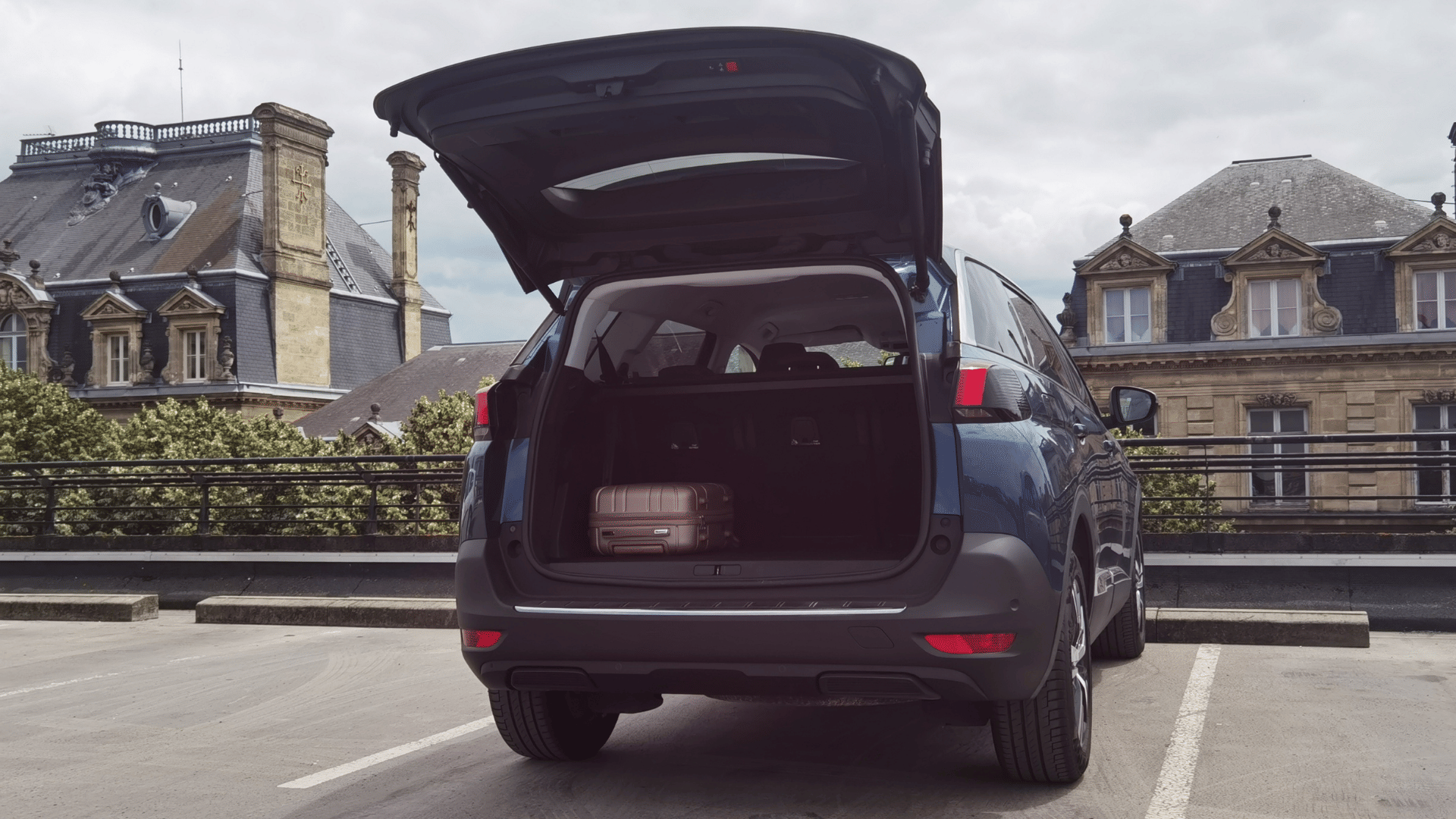 Peugeot 5008 7 Places - Boite Automatique | GPS | GARE ST-JEAN (750m) avec Pneus neige