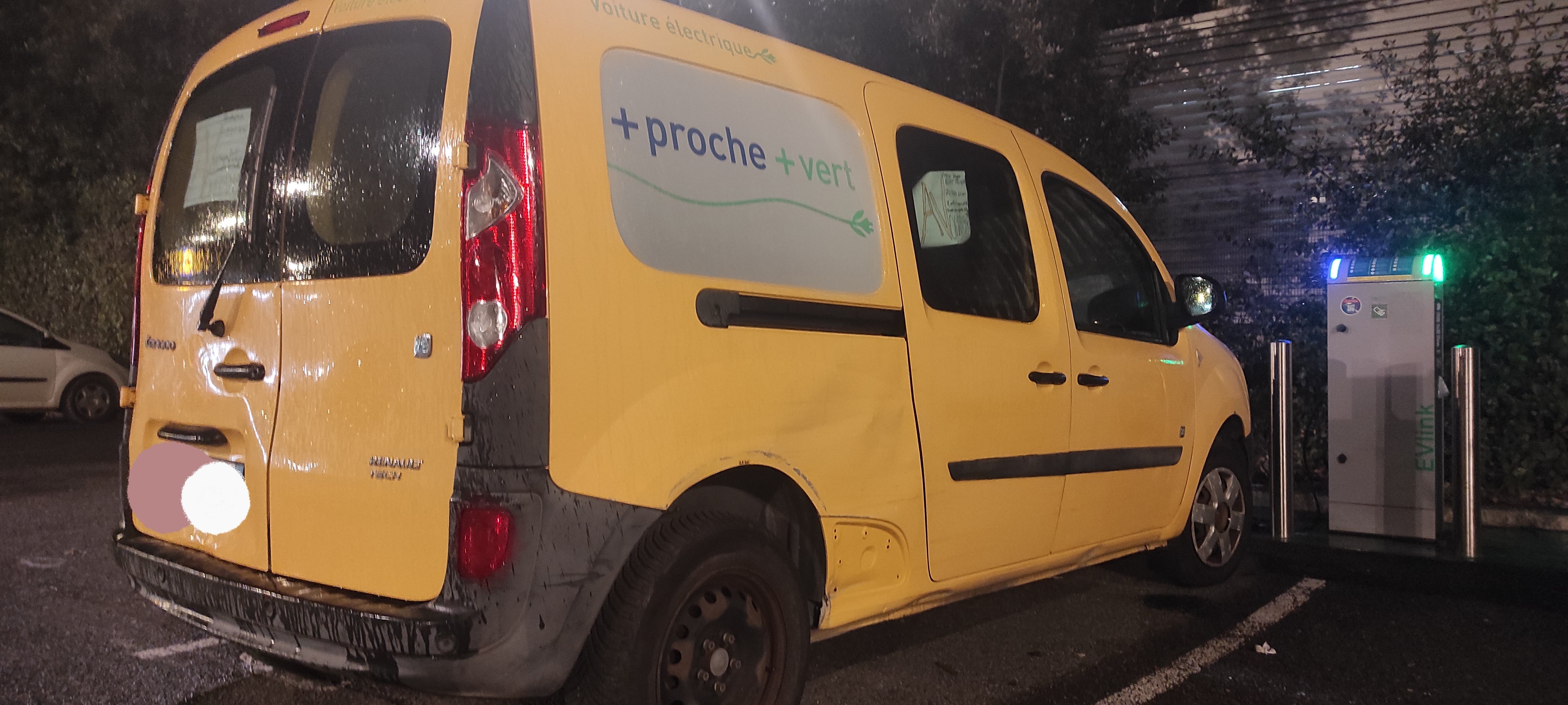 Renault Kangoo Express ZE Maxi volume intérieur, possibilité de se garer partout
