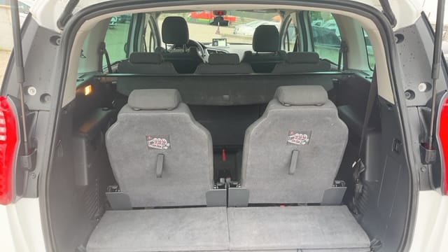 Peugeot 5008 avec Entrée audio / iPod