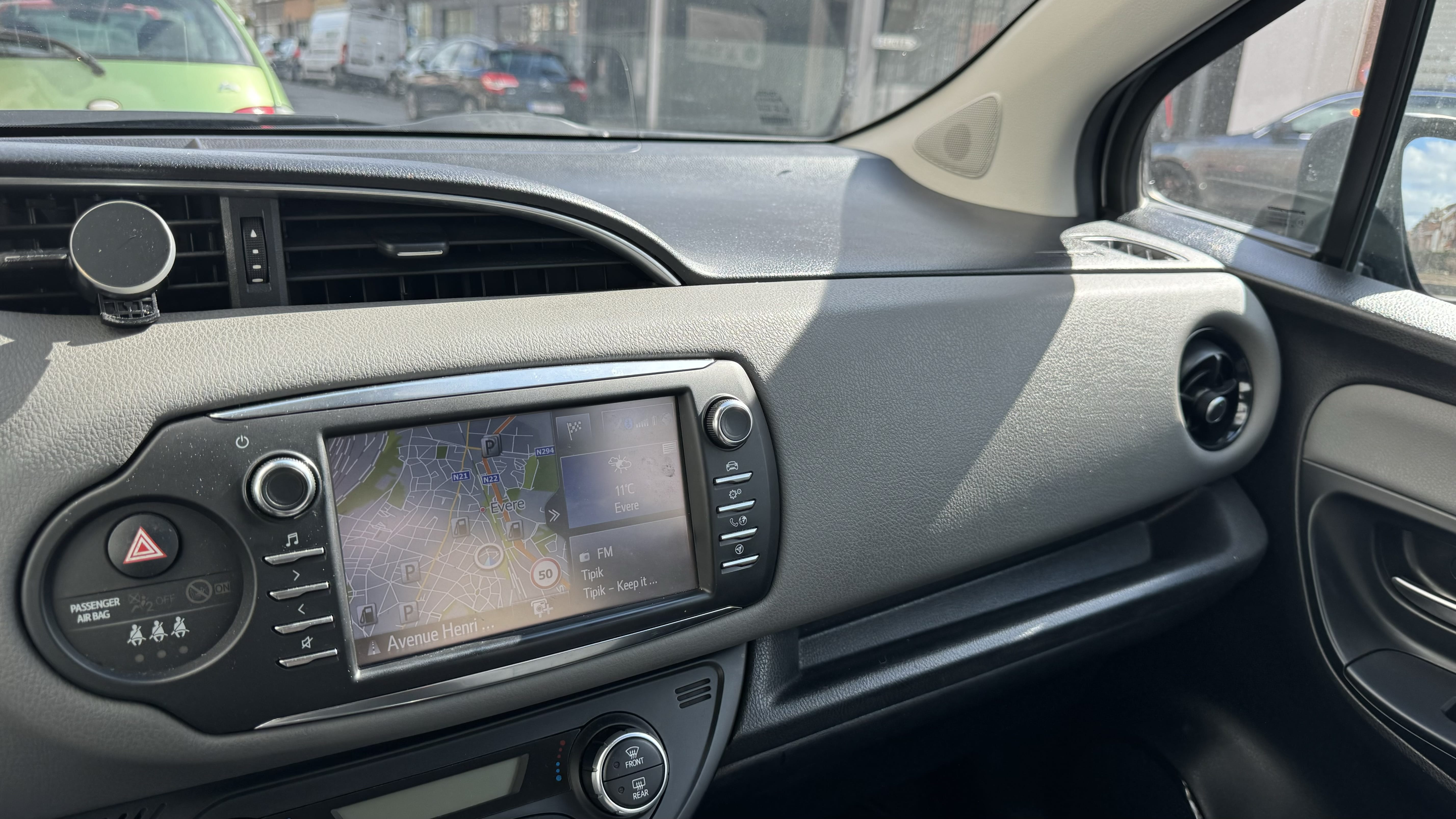 Toyota Yaris Hybride très économique en essence. Carte riverain evere avec Siège bébé