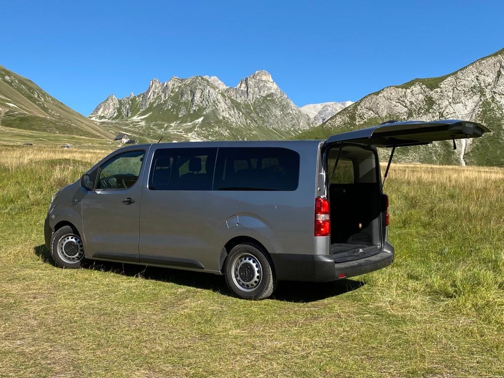 Opel Vivaro Combi avec Apple CarPlay