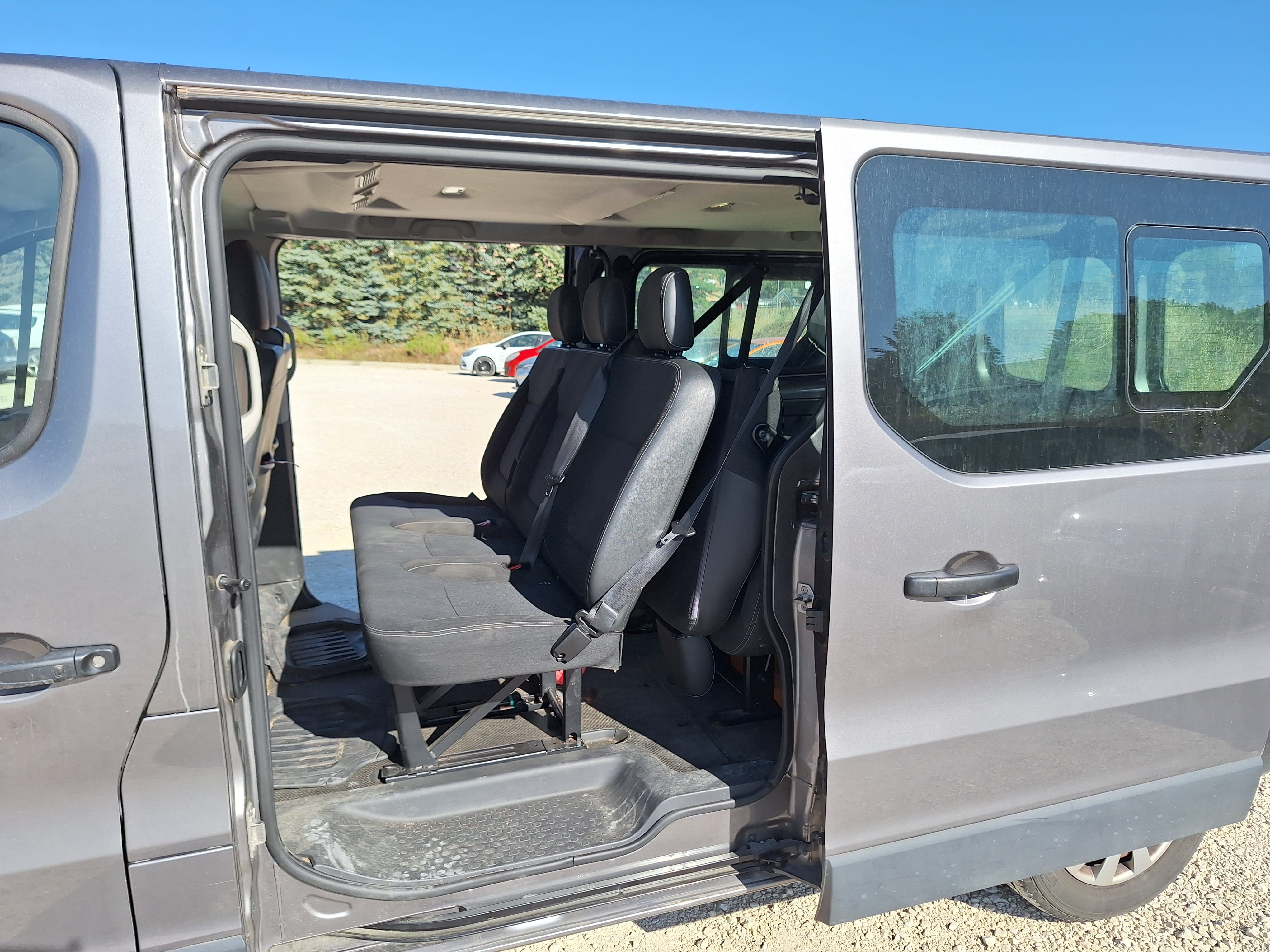 Nissan NV300 Minibus