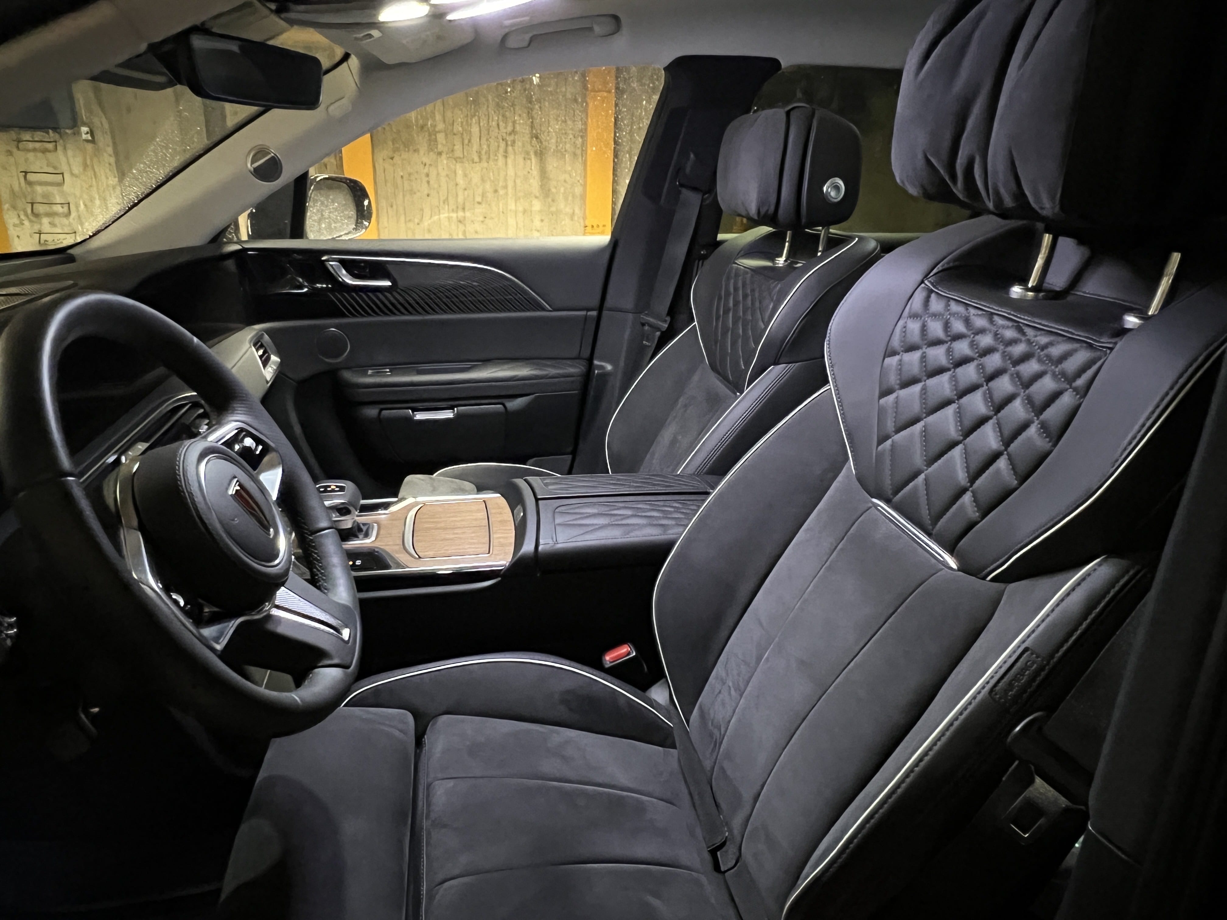 Hongqi E-HS9 met Cruise control