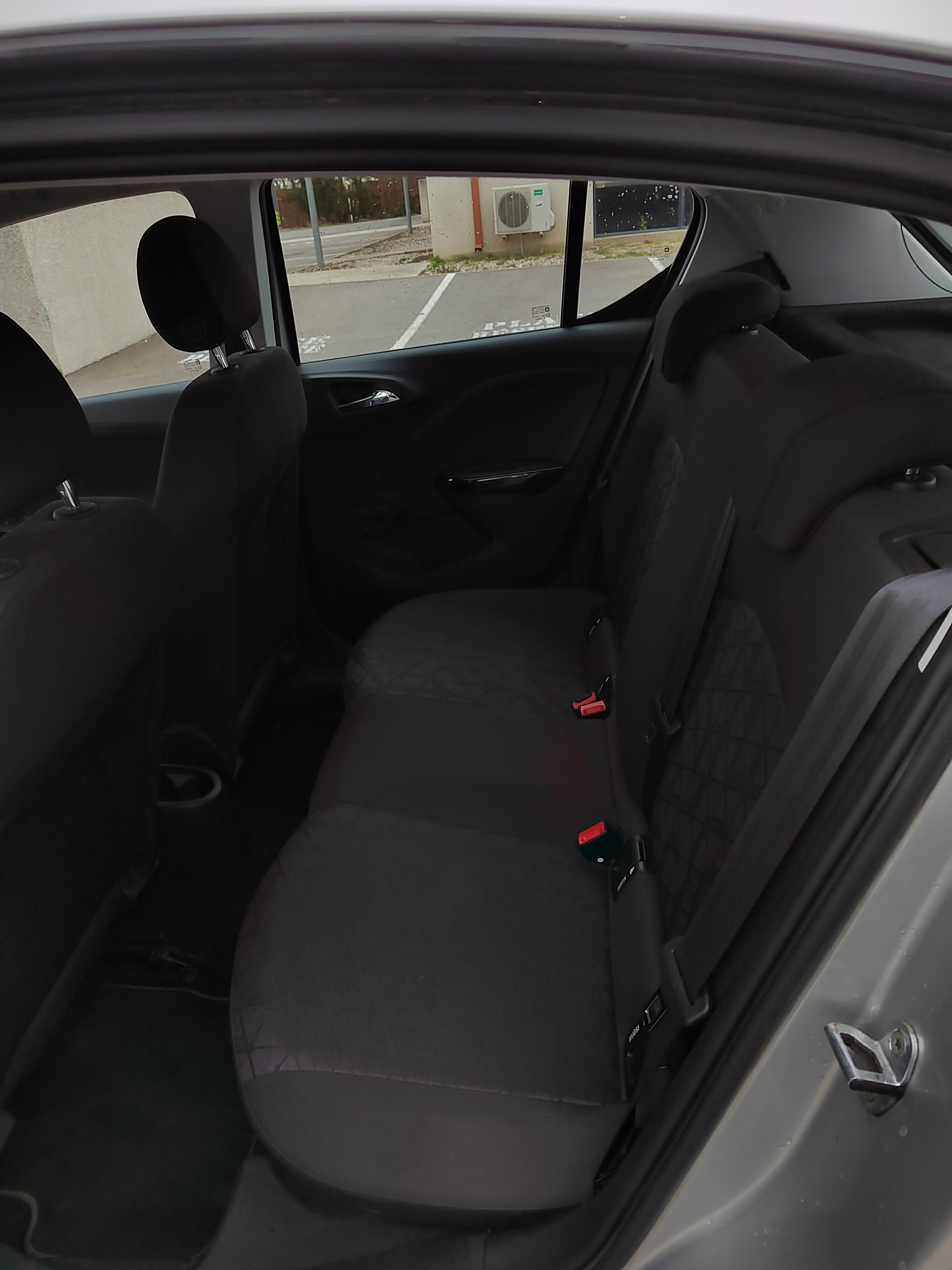 Opel Corsa avec Entrée audio / iPod