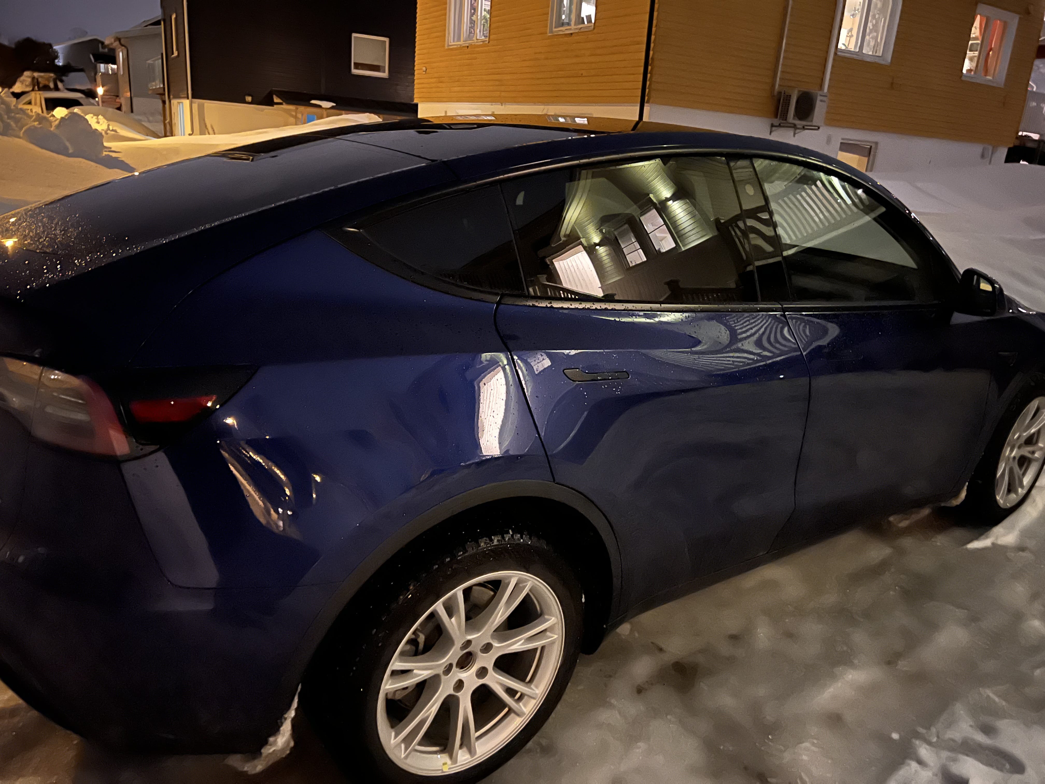 Tesla Model Y med GPS