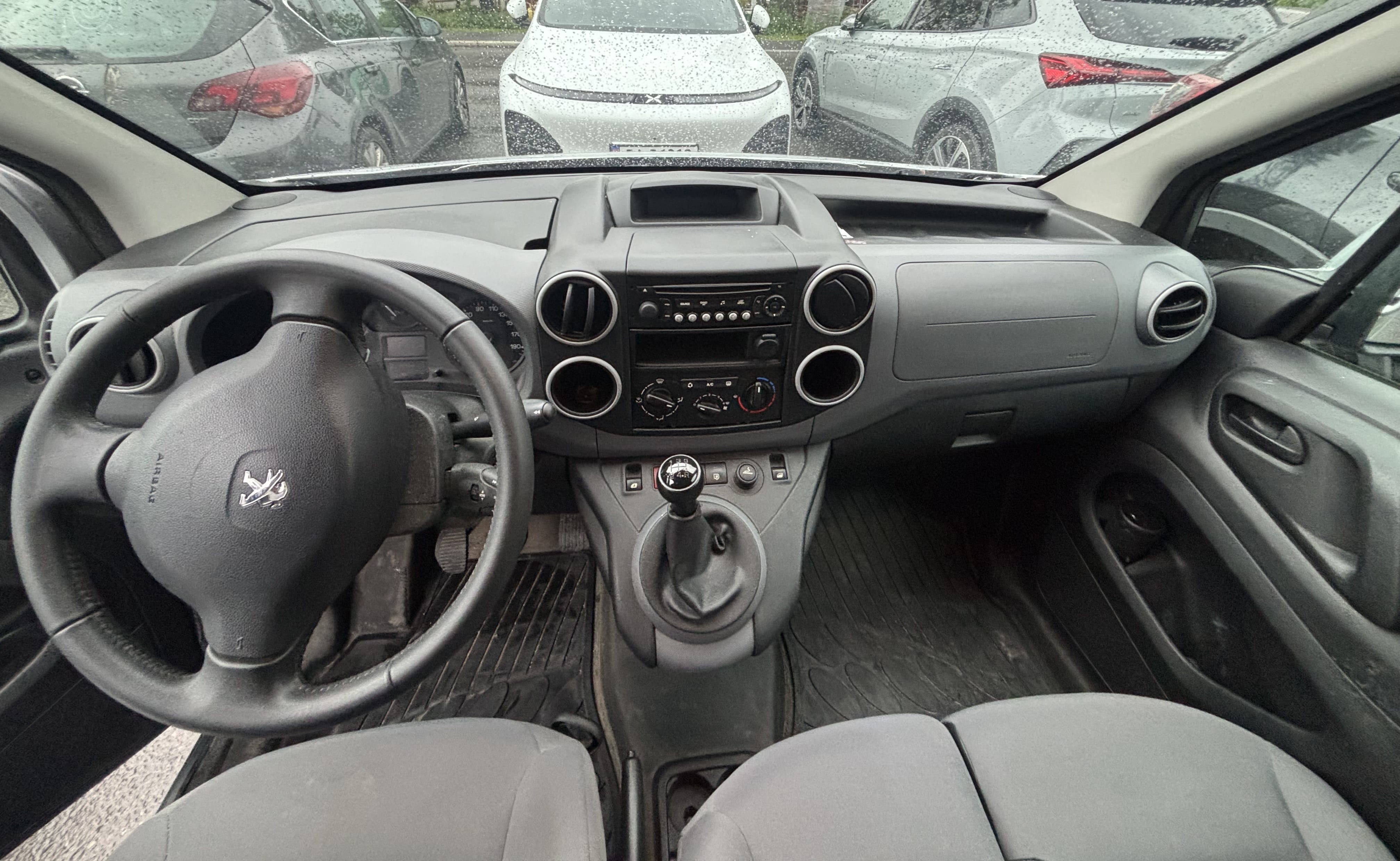 Peugeot Partner med Bilradio