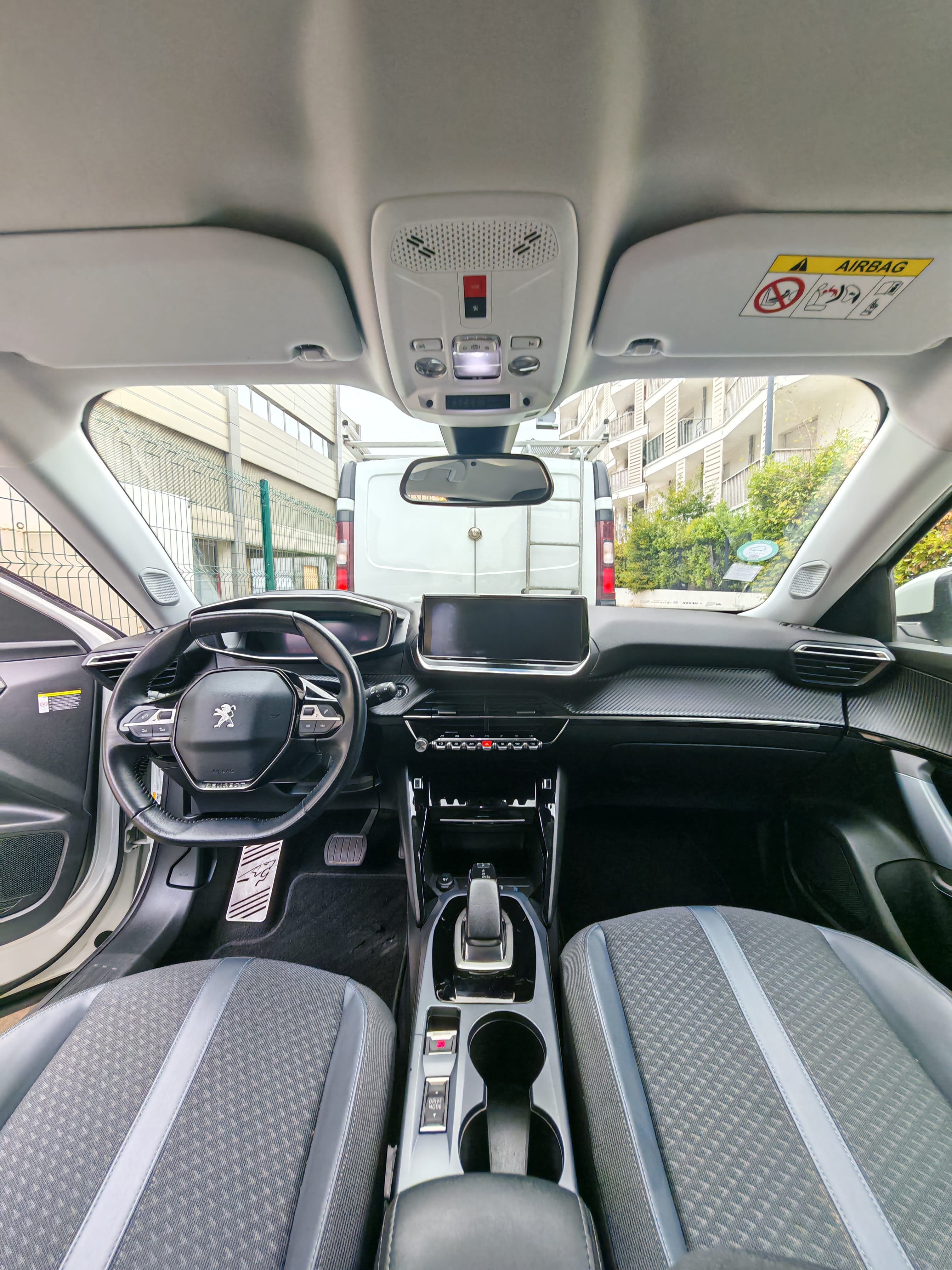 Peugeot e-2008  100% électrique – Confort et simplicité à Paris avec Régulateur de vitesse