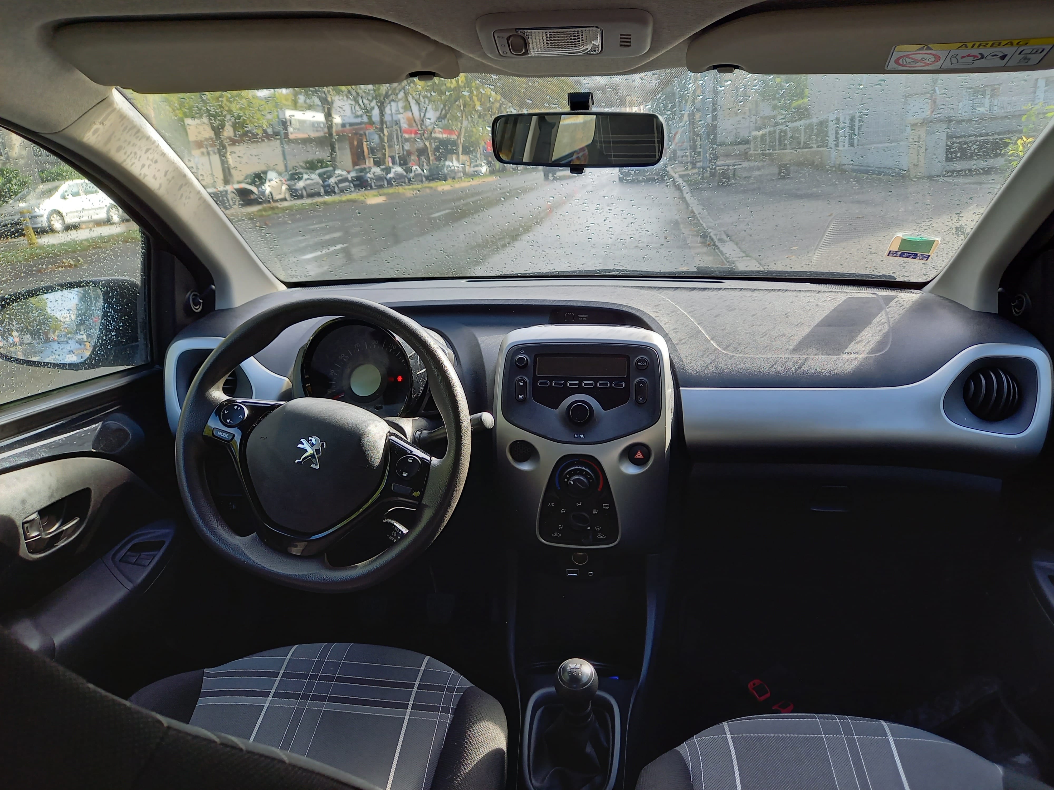 Peugeot 108 5 portes - Citadine - 4 places with Audio / iPod input