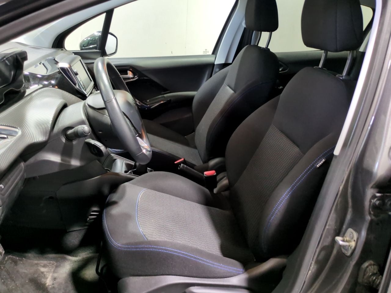 Peugeot 208 avec Autoradio