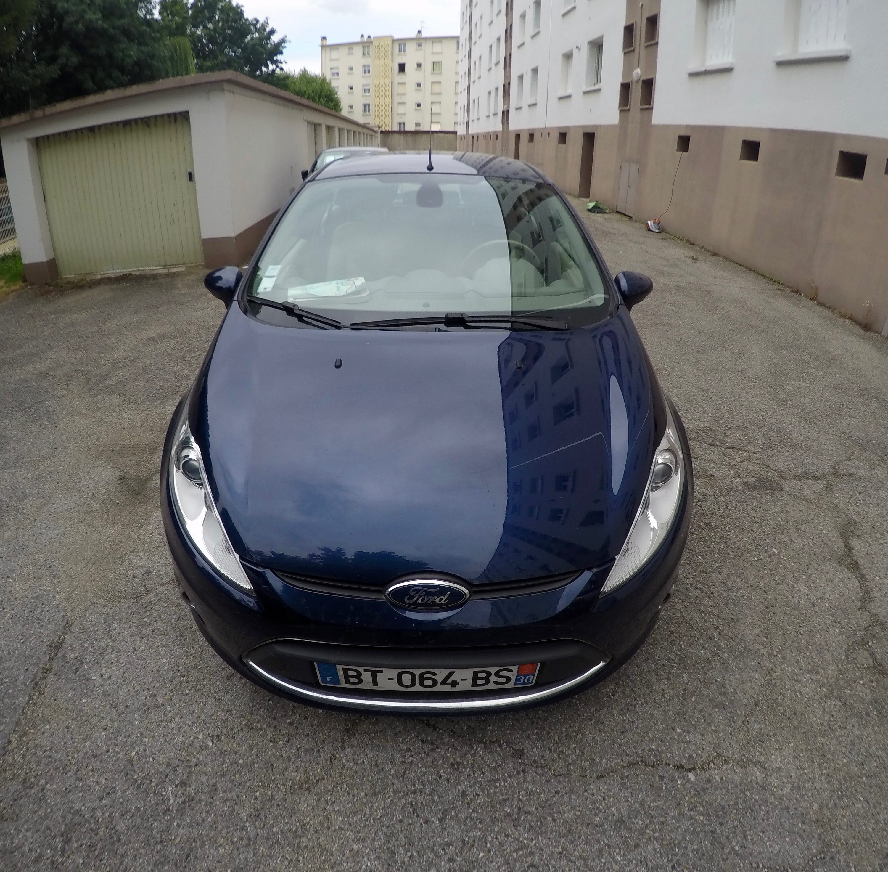 Ford Fiesta avec Coffre de toit