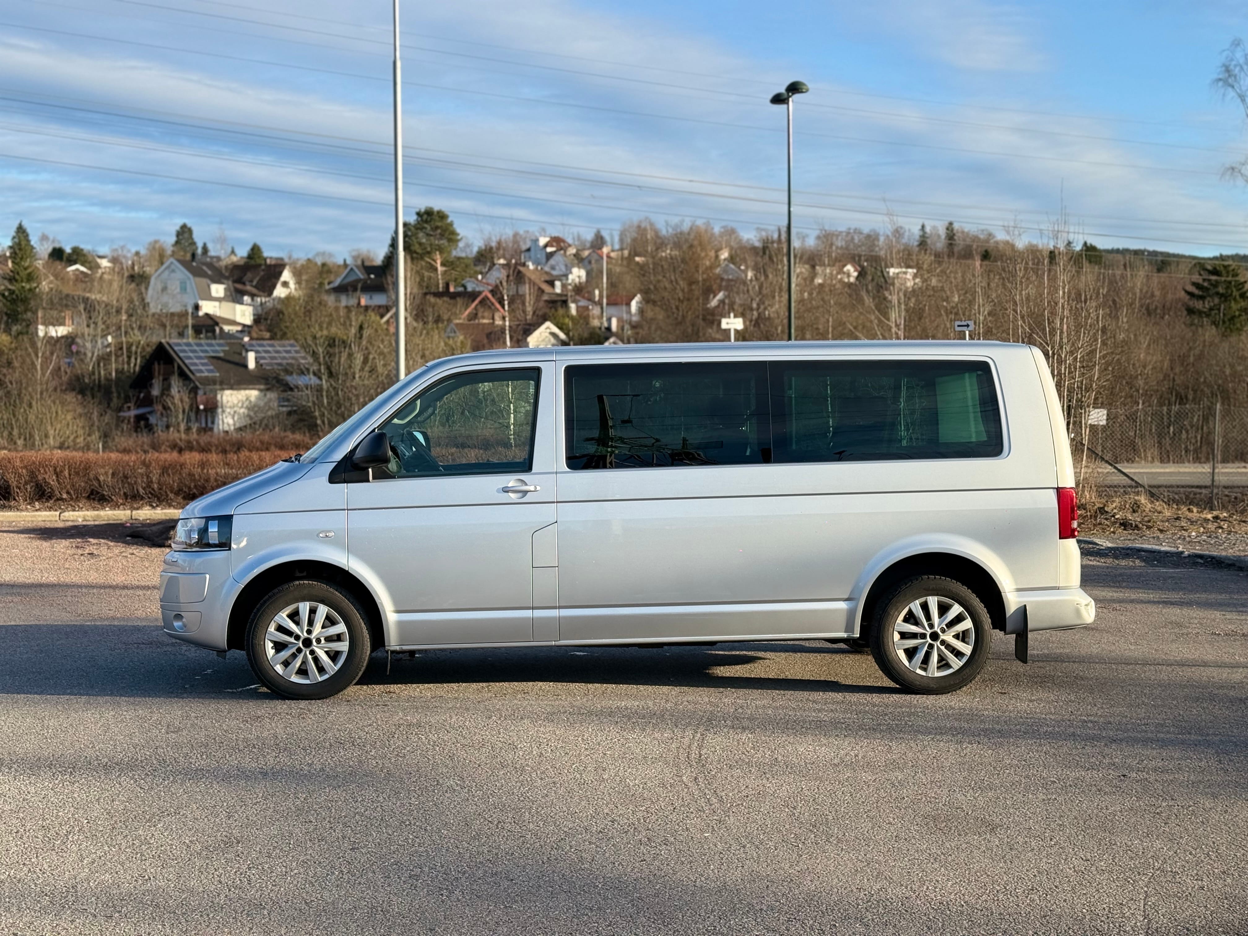Volkswagen Caravelle 9 seter med automat gir med Aircondition