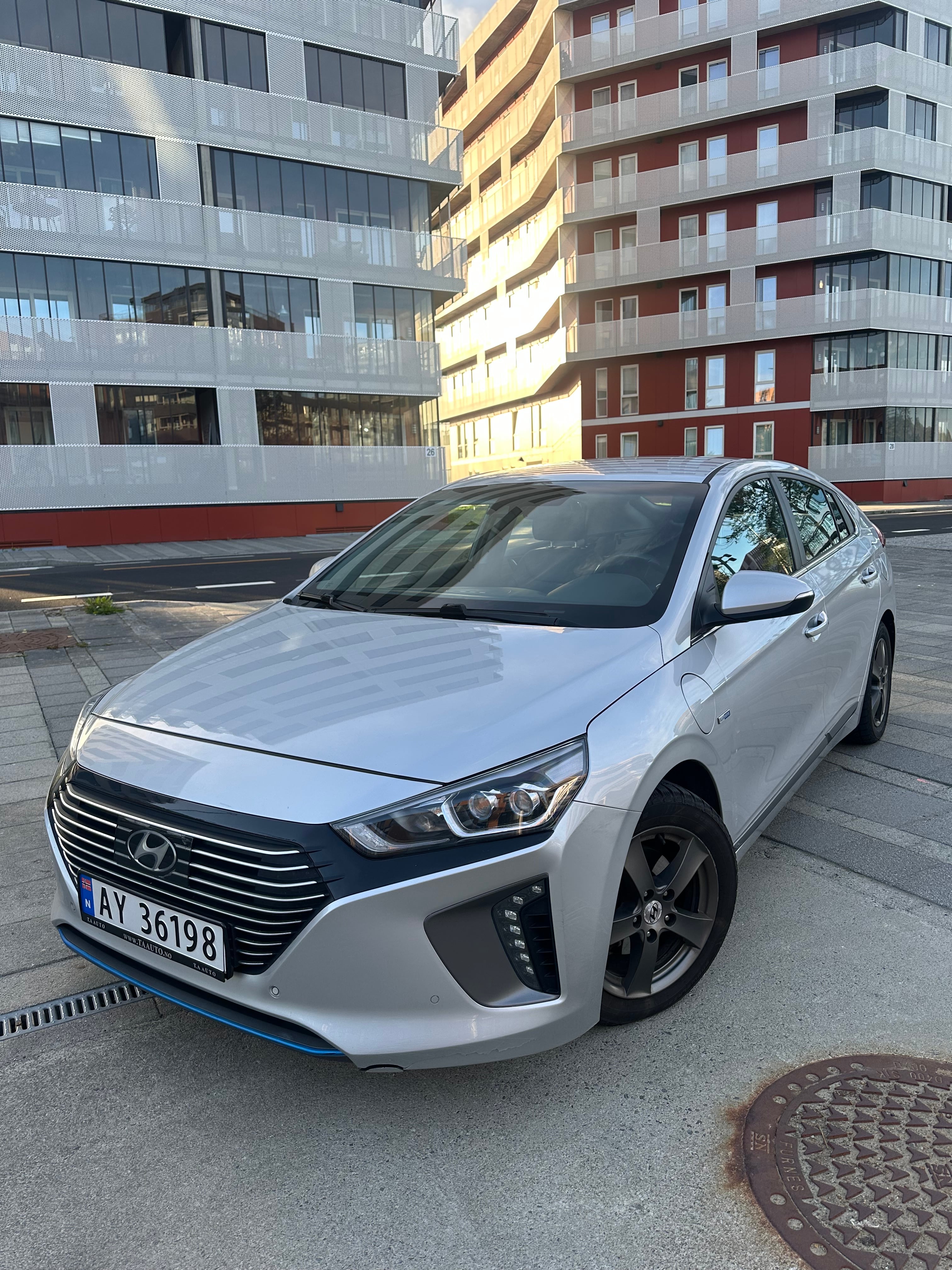 Hyundai Ioniq Hybrid Blue med Aircondition