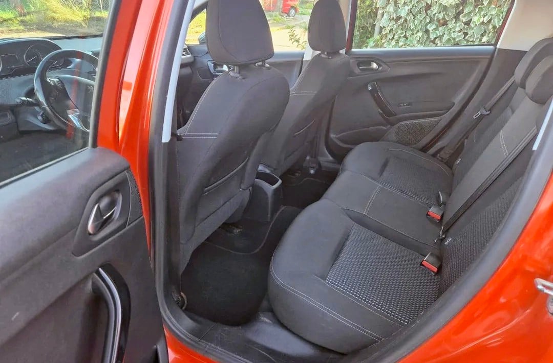 Peugeot 208 avec Siège bébé