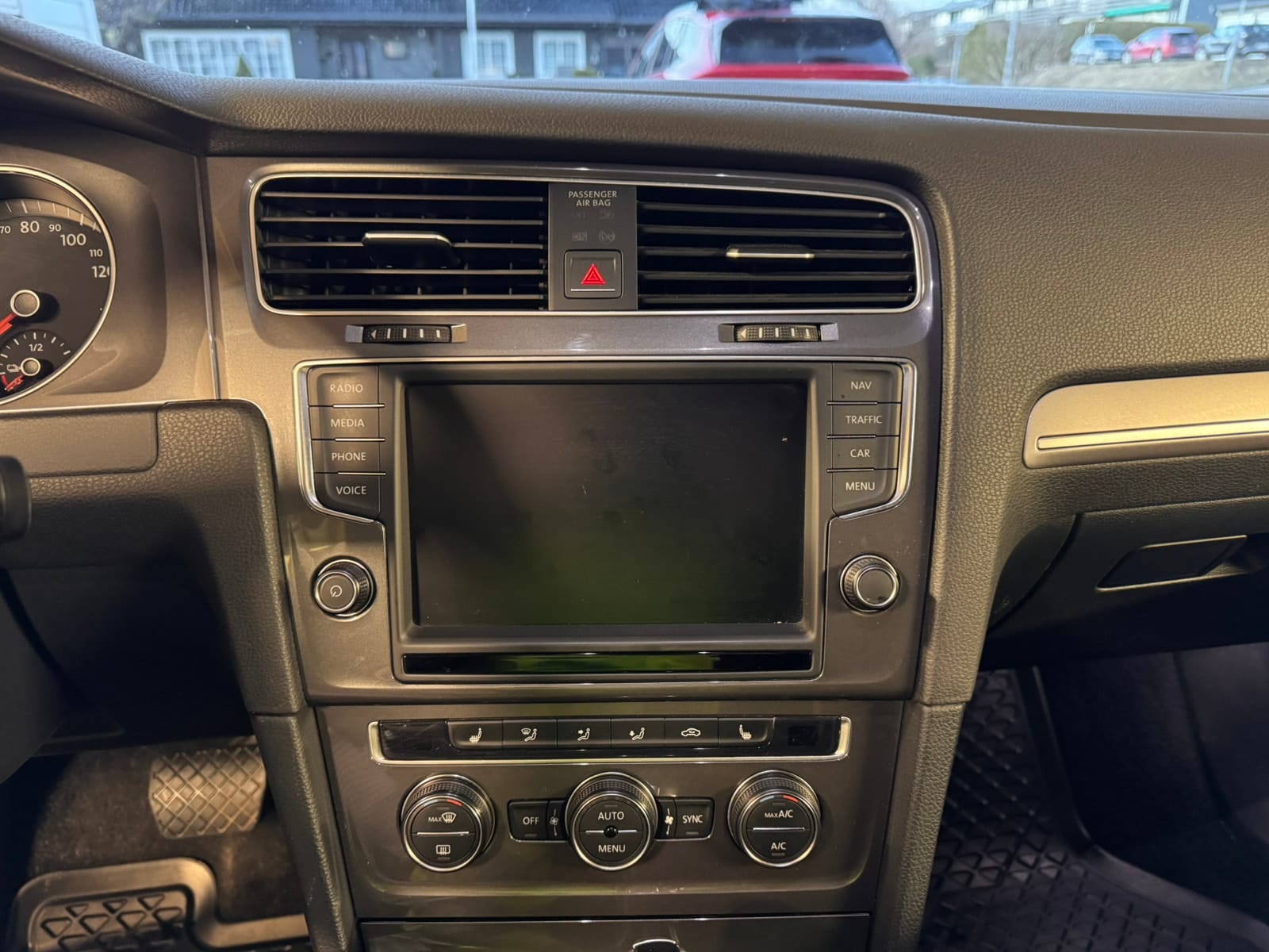 Volkswagen e-Golf mit Navigationsgerät