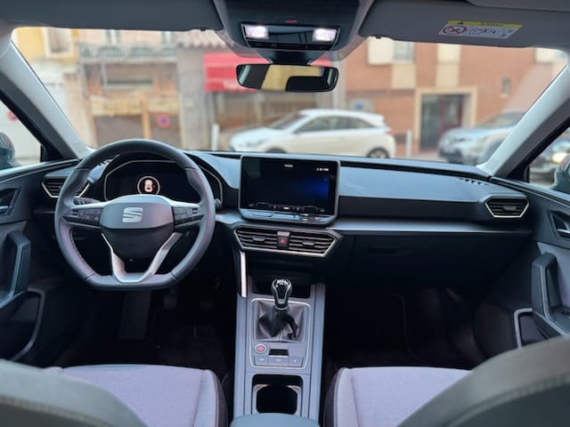 Seat Leon with Cruise control