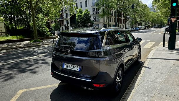 Peugeot 5008 Essence/Hybride Non recharg 7 places - Aeroport Charles de Gaulles avec Climatisation