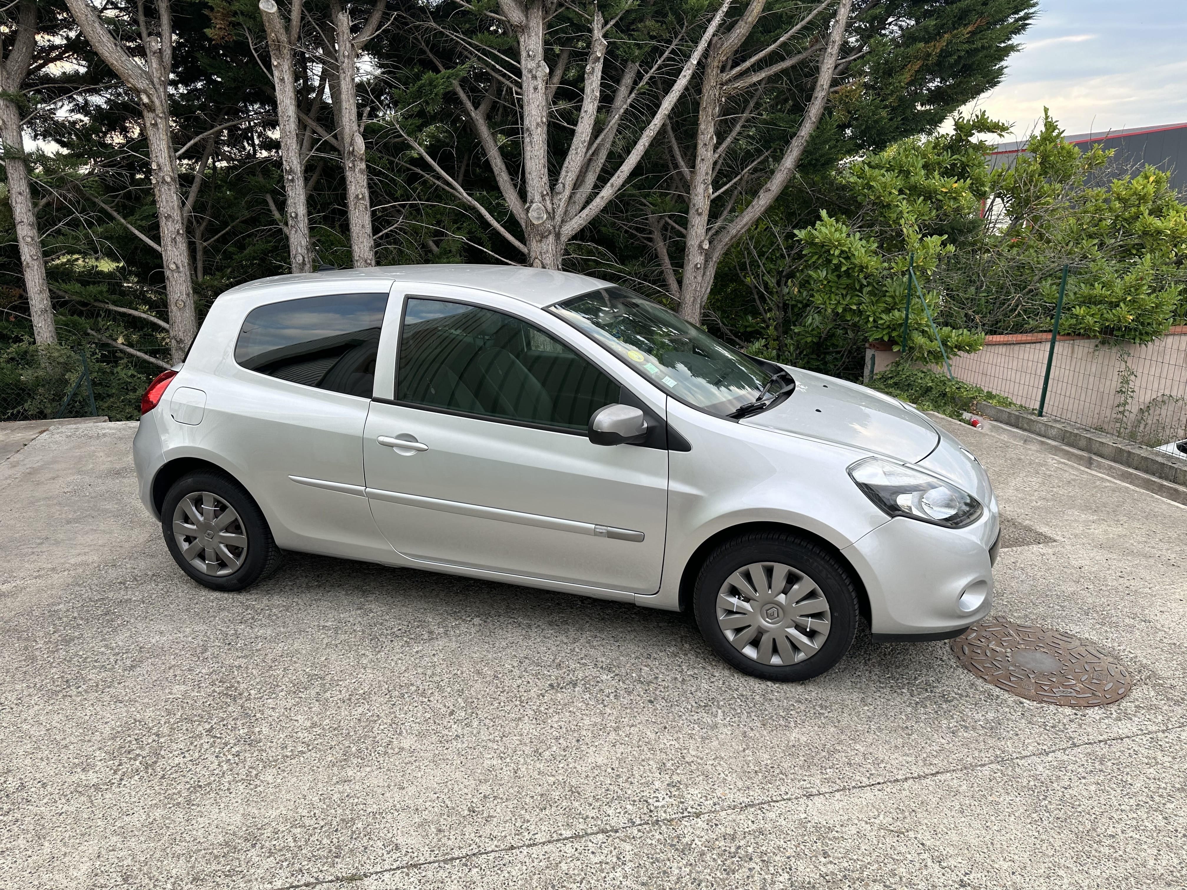 Renault Clio TomTom (BW844AP) avec Régulateur de vitesse
