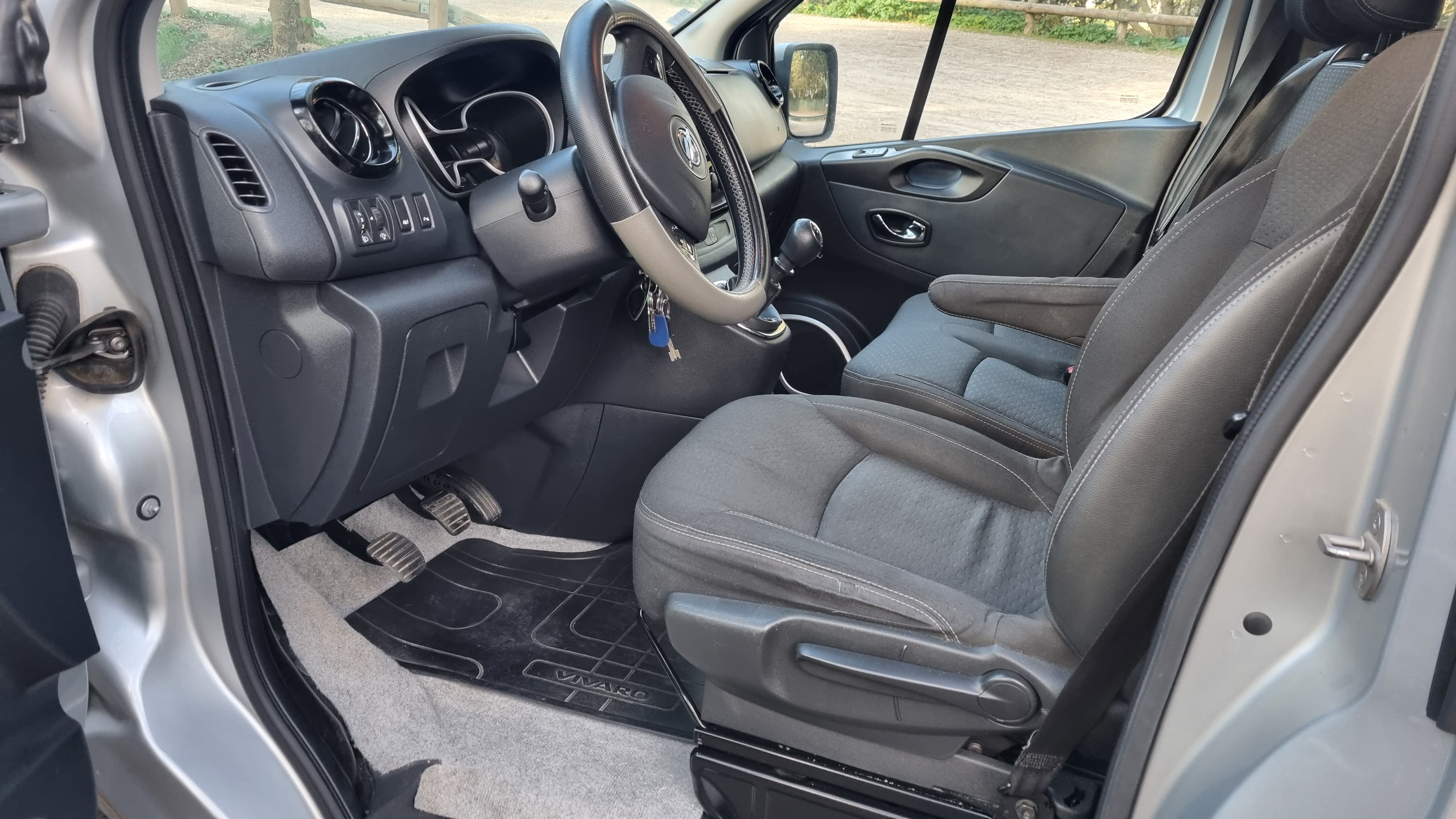 Opel Vivaro avec Entrée audio / iPod
