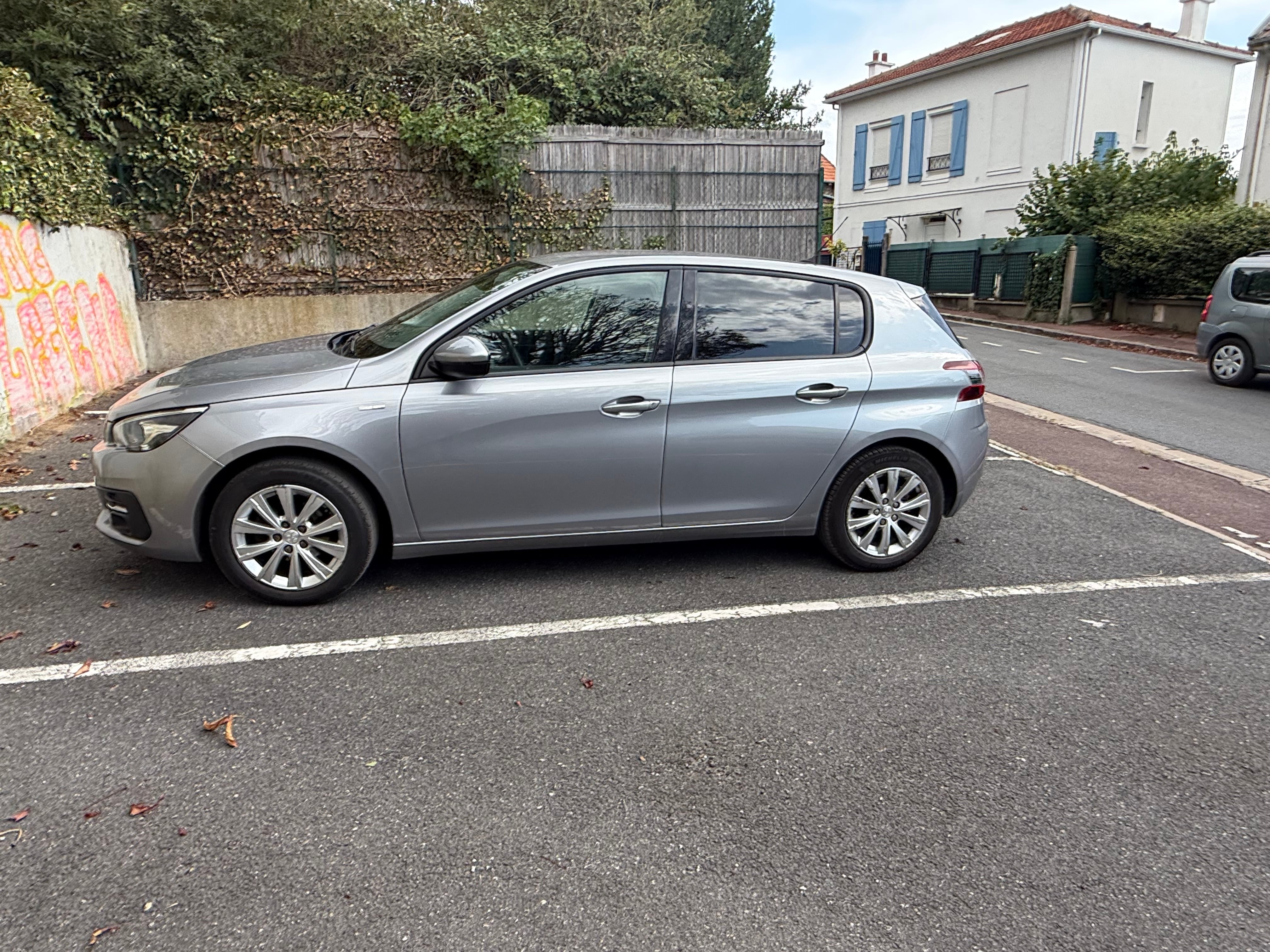 Peugeot 308 110 cv essence avec Climatisation