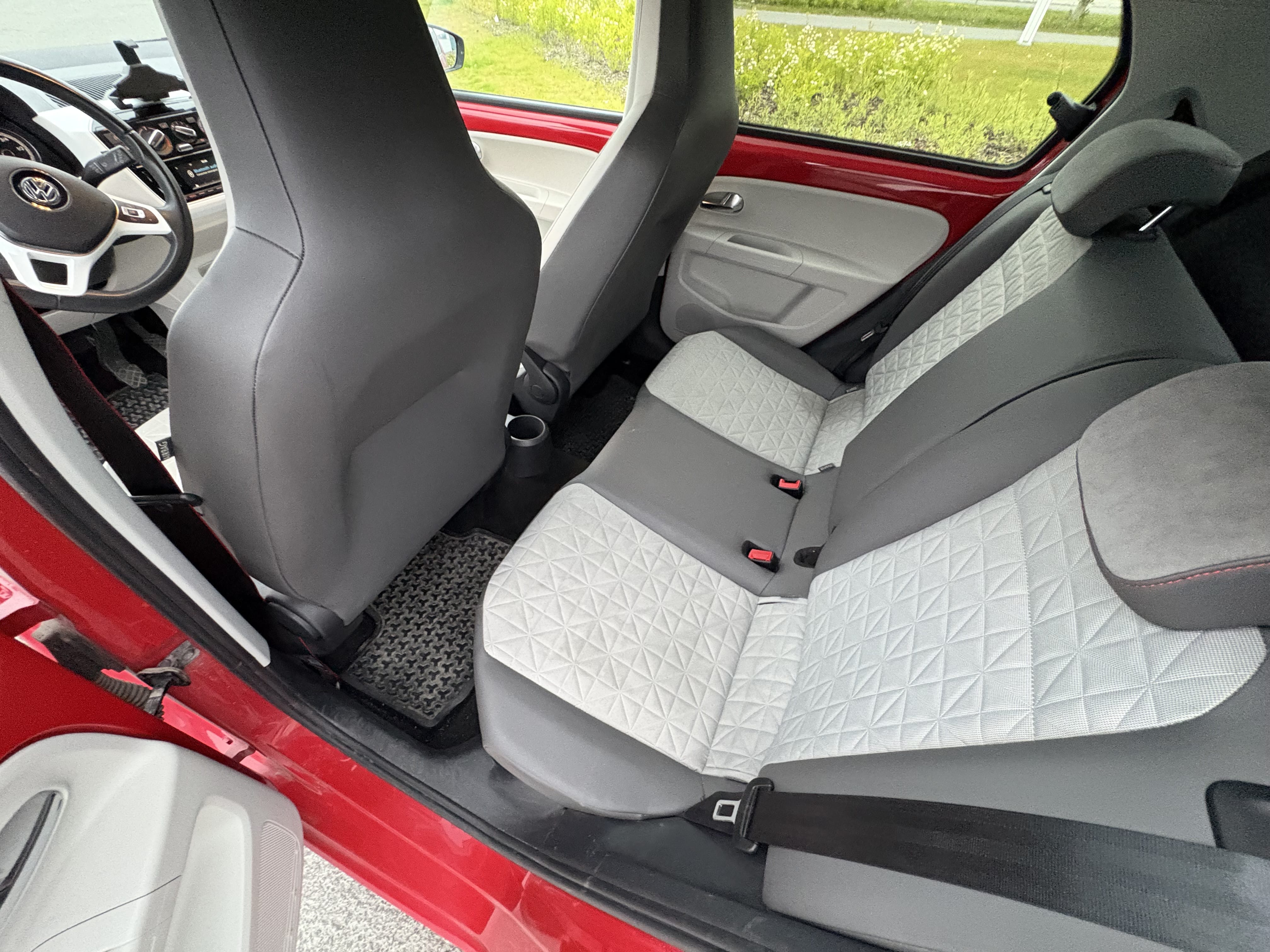 Volkswagen Up! Beats audio| spiked winter tires