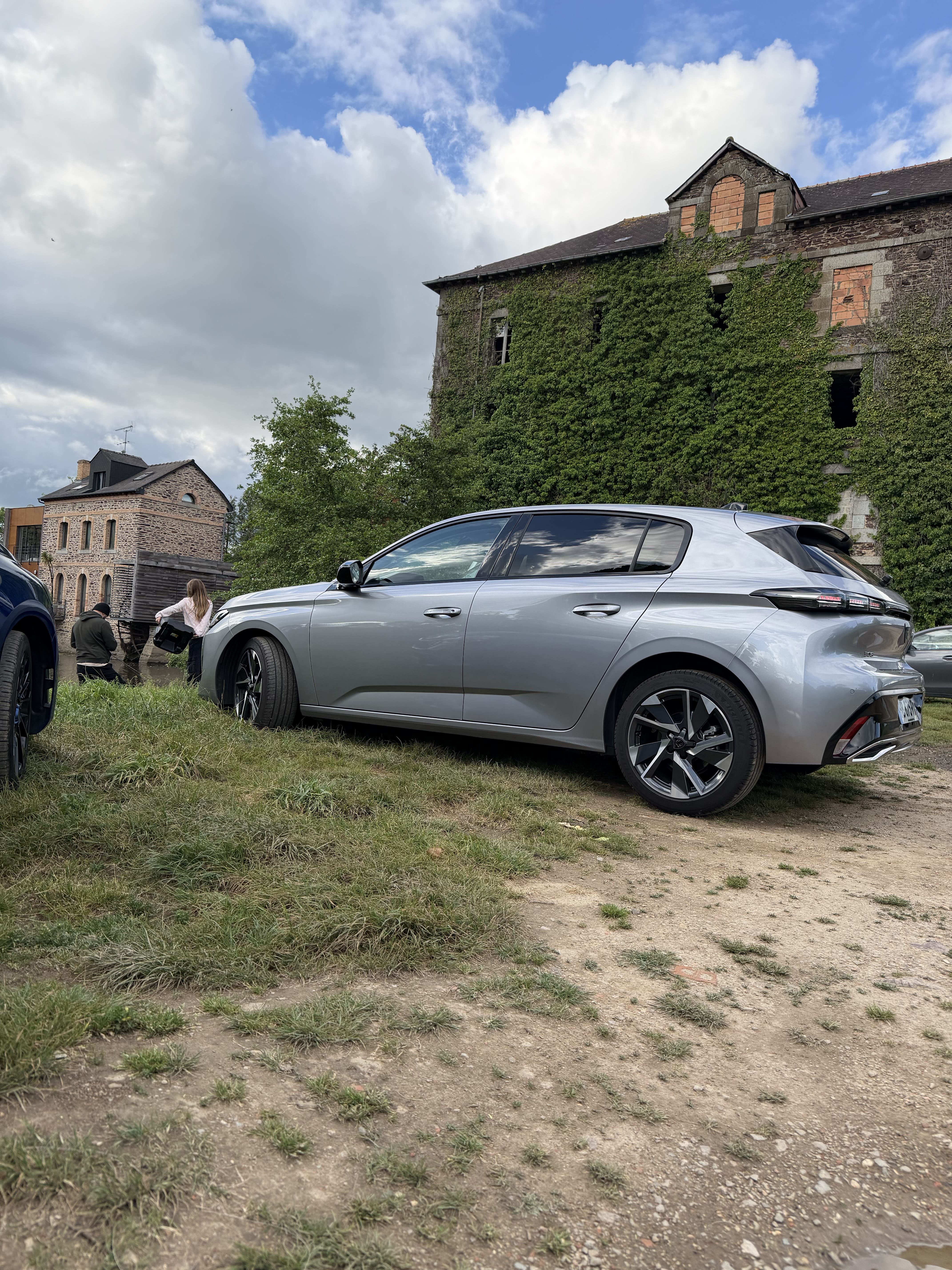 Peugeot 308, 2025, Essence 95 / Électrique (hybride), automatique