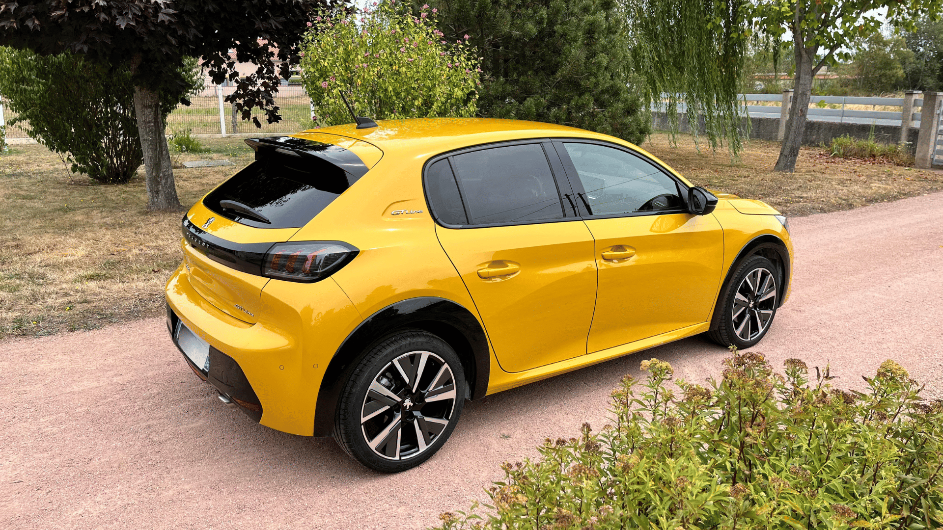 Peugeot 208 GT Line  Boîte Auto •  CarPlay avec Audio Bluetooth