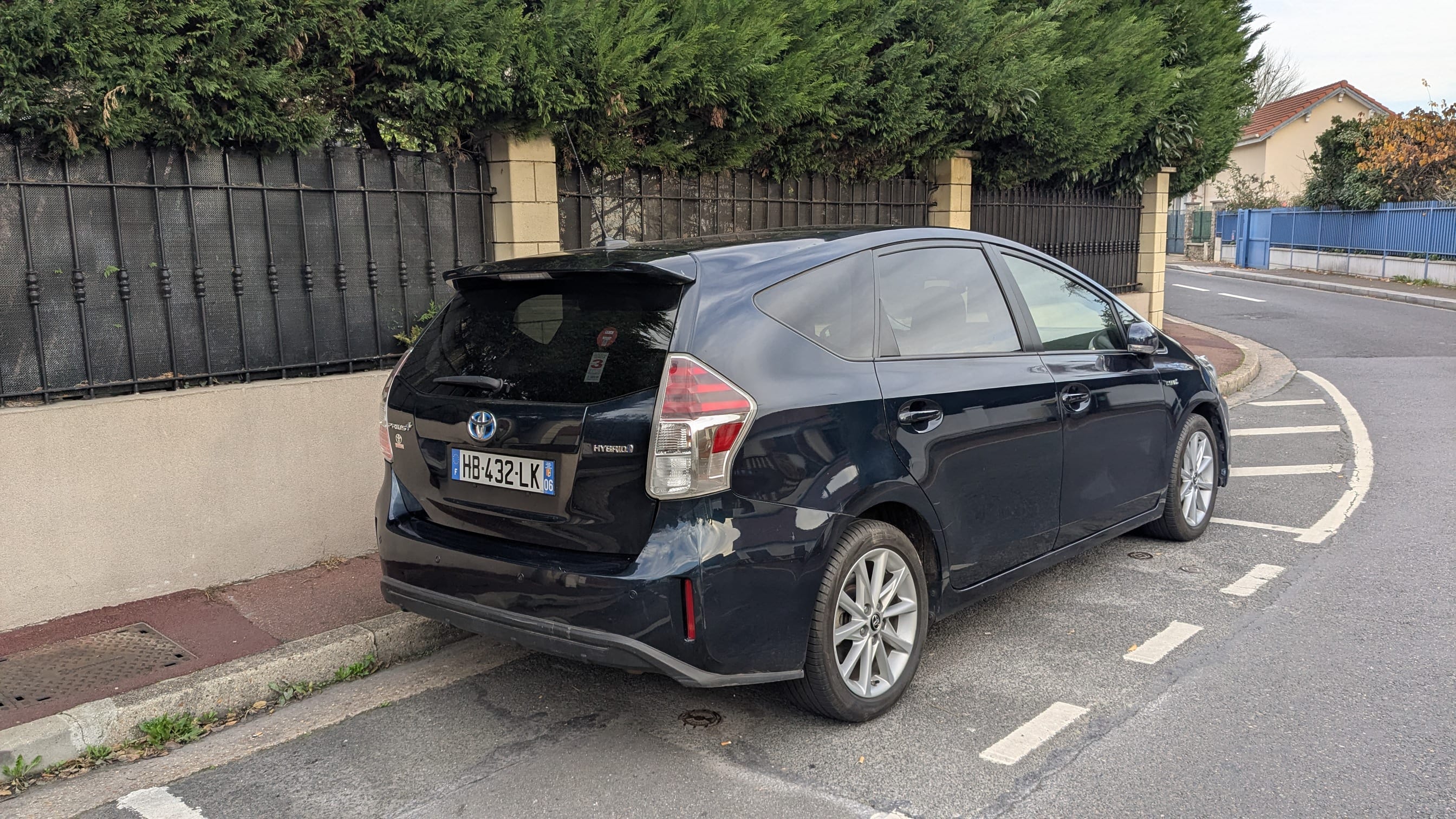 Toyota Prius + avec GPS