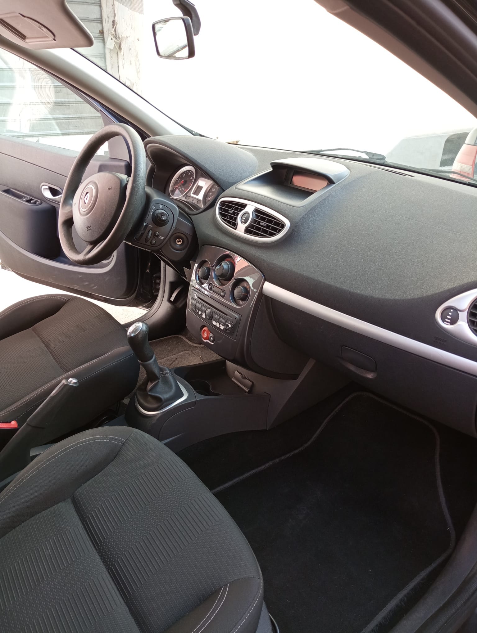Renault Clio 1.5 DCI 75 CH with Air conditioning