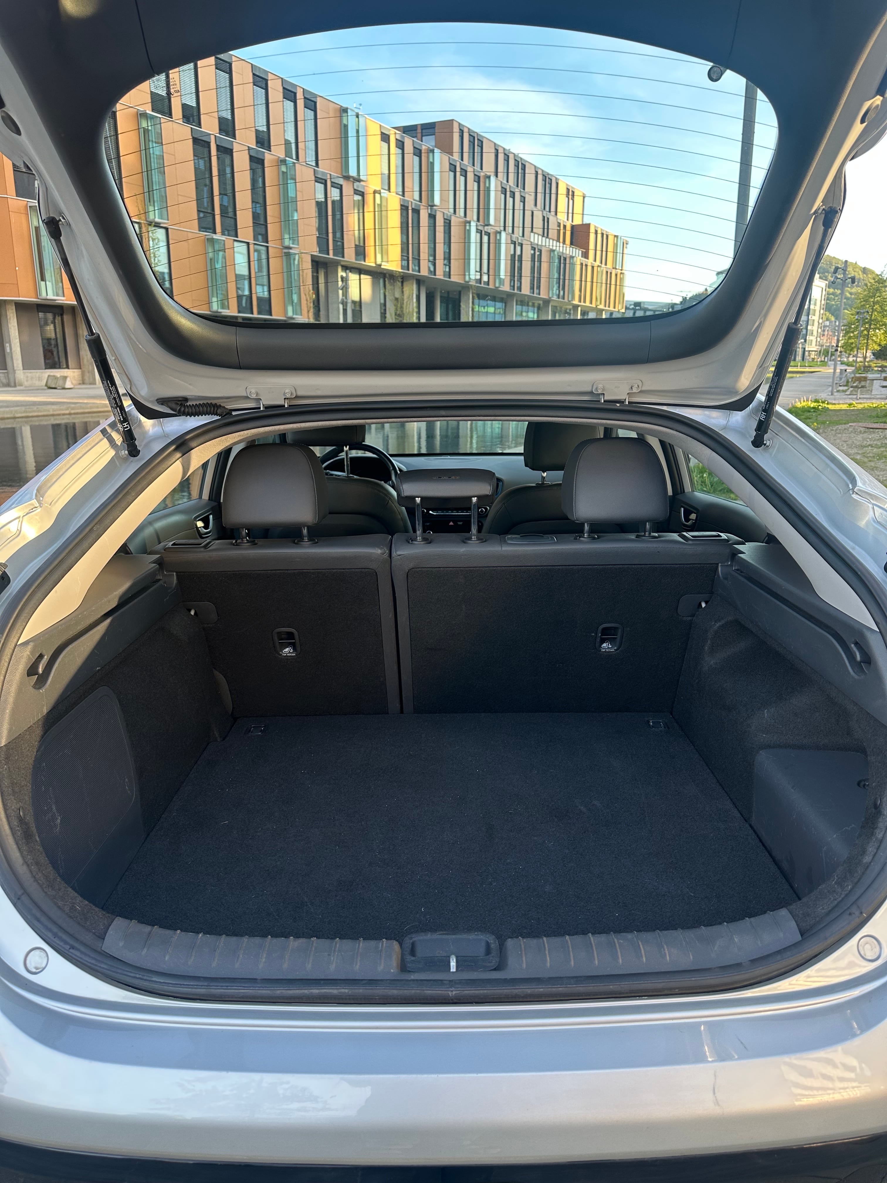 Hyundai Ioniq Hybrid Blue med Apple CarPlay