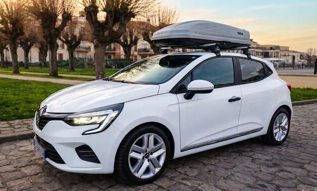 Renault Clio + Options Coffre de toit + siège enfant, 2021, Essence 95