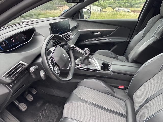 Peugeot 5008 Allure 7 places avec Apple CarPlay