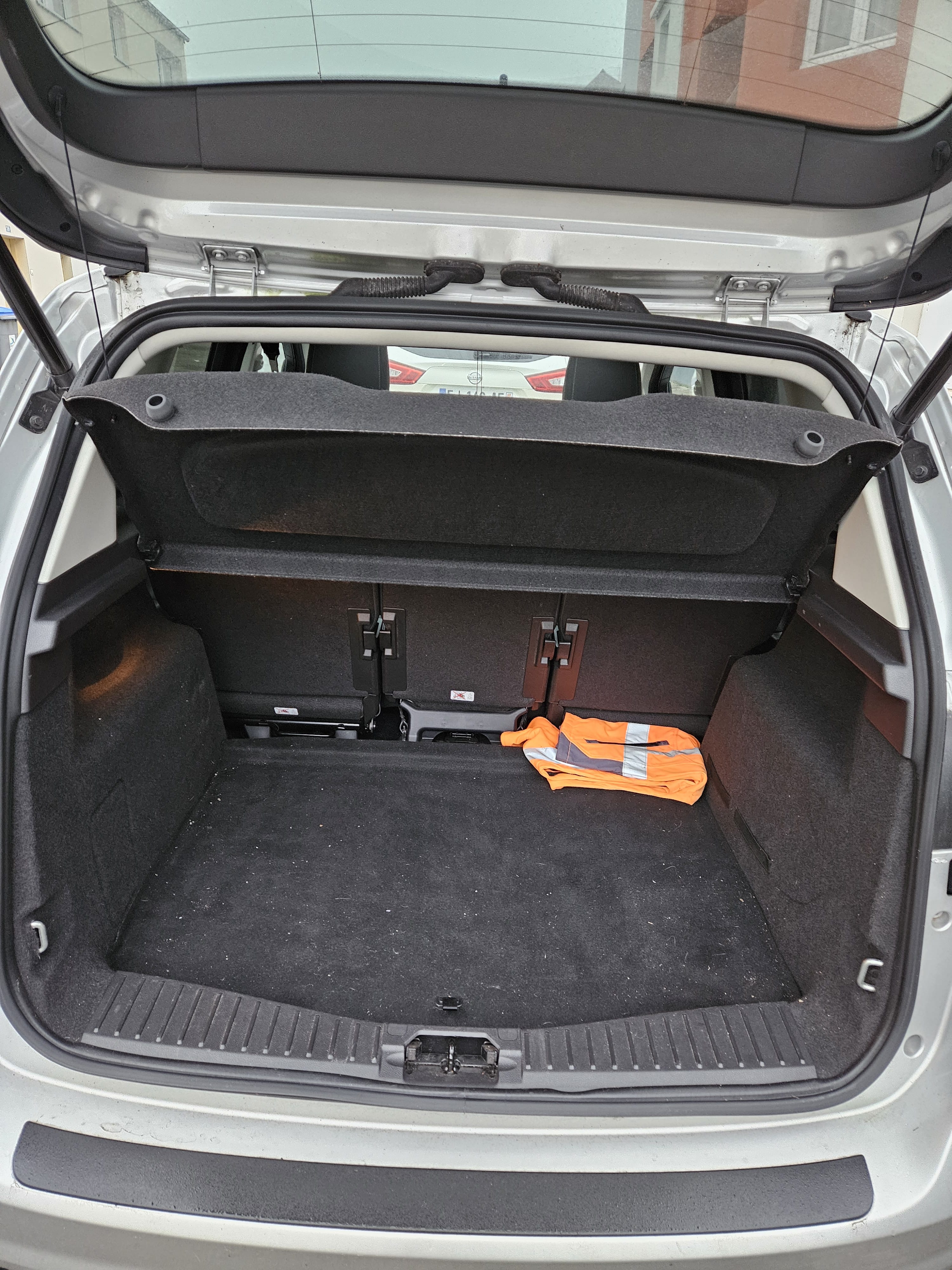 Ford C-Max avec Entrée audio / iPod