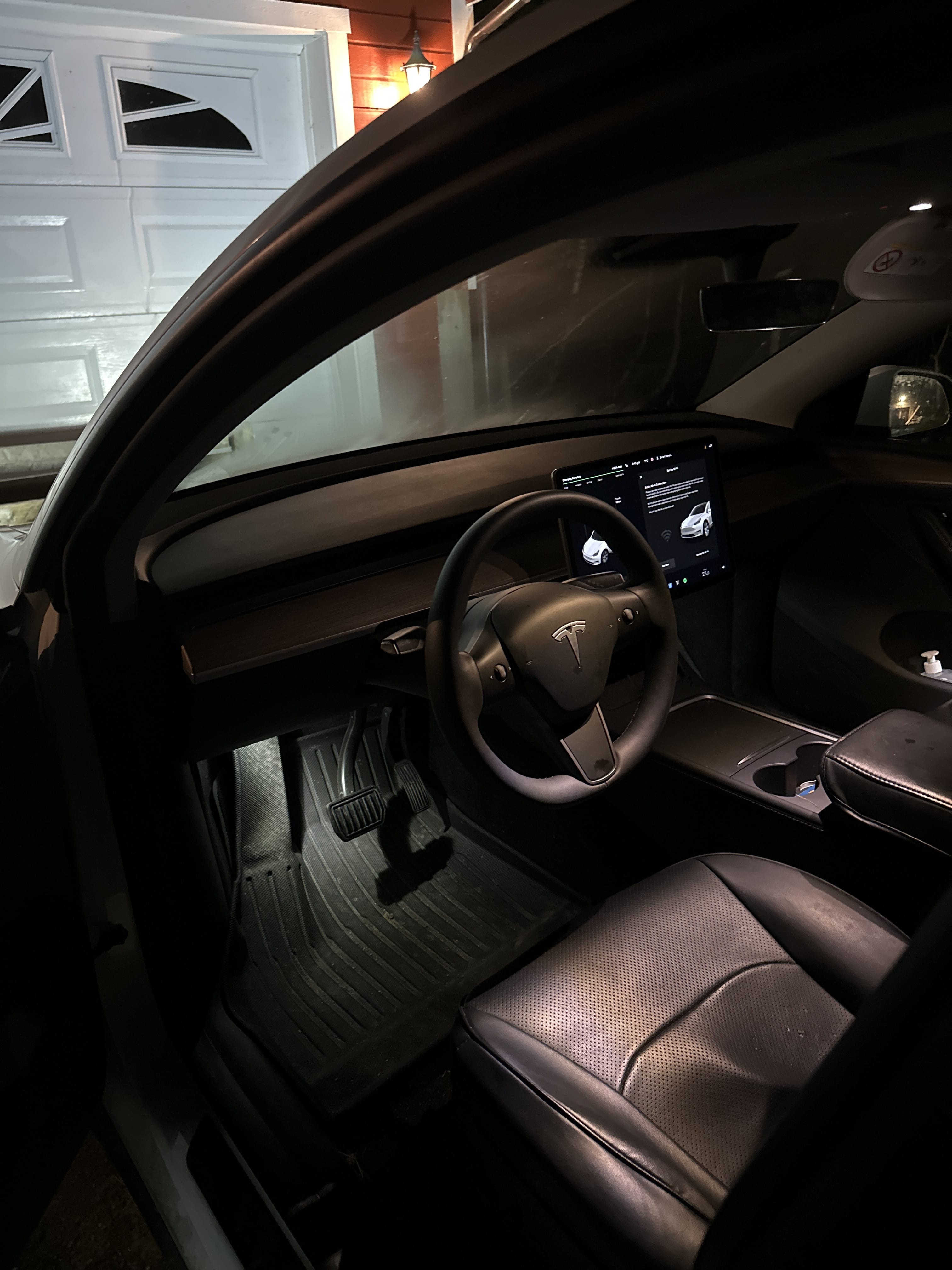 Tesla Model Y med GPS