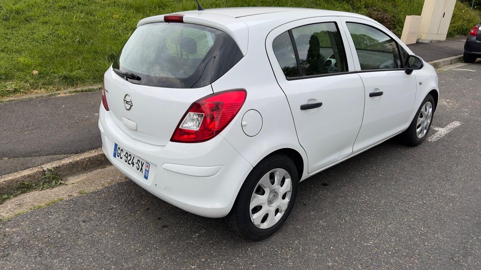 Opel Corsa avec Entrée audio / iPod